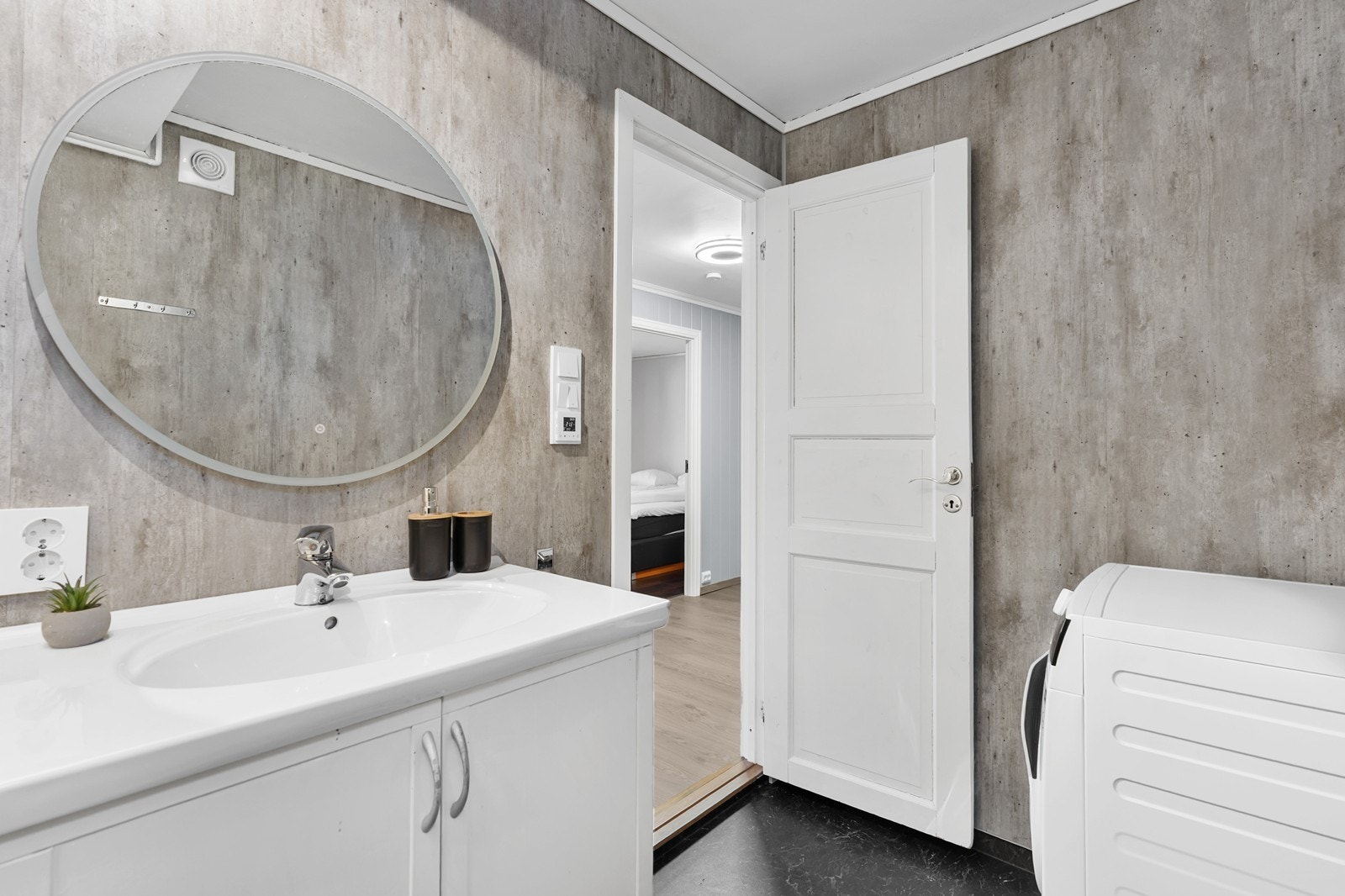 Badet fremstår moderne og er renovert i 2023 med belegg på gulvflater og vårtromsplater på vegg. Galleribilde