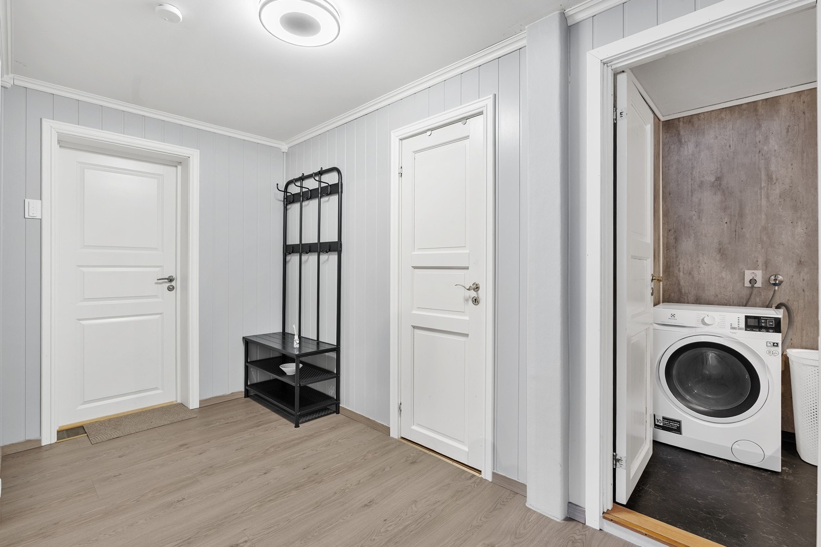 Lys og fin gang med plass til oppheng og lagring. Galleribilde