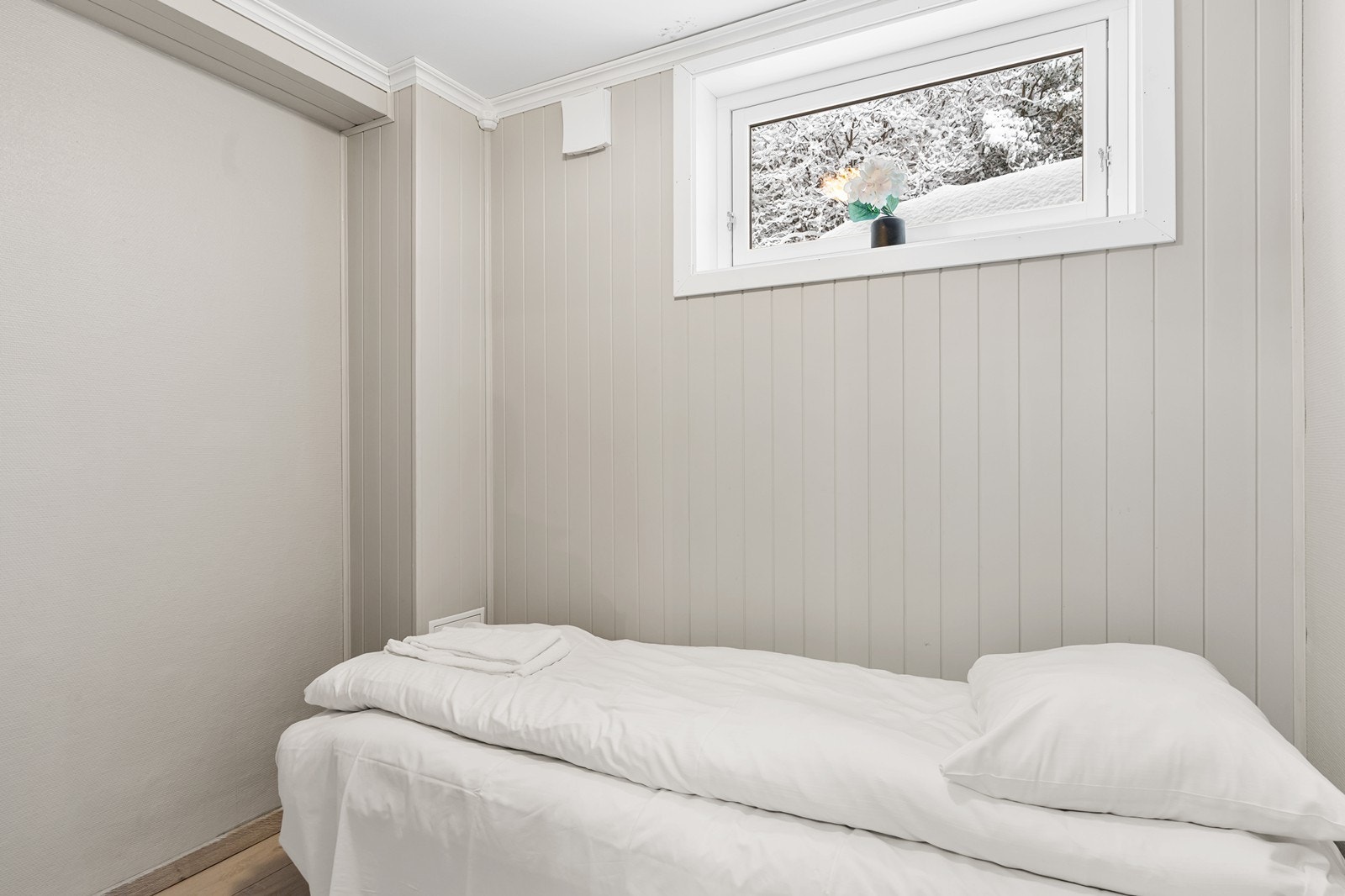 Innvendig bod er innredet og har fått satt inn et vindu. Galleribilde