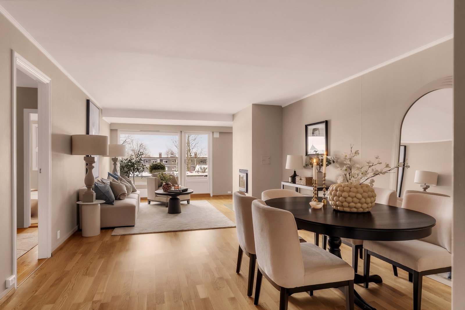 Stuen er romslig og gir god plass til både sofa, TV-benk, spisestue og øvrig møblement. Galleribilde