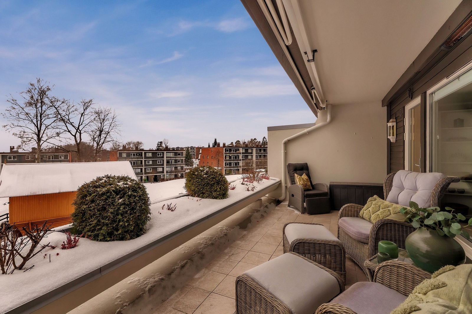 Ullern ligger sørvest i Oslo, mellom Lysakerelven og Mærradalen. Området er kjent for rolige villaveier, pene grøntområder og et trygt og godt bomiljø. Galleribilde