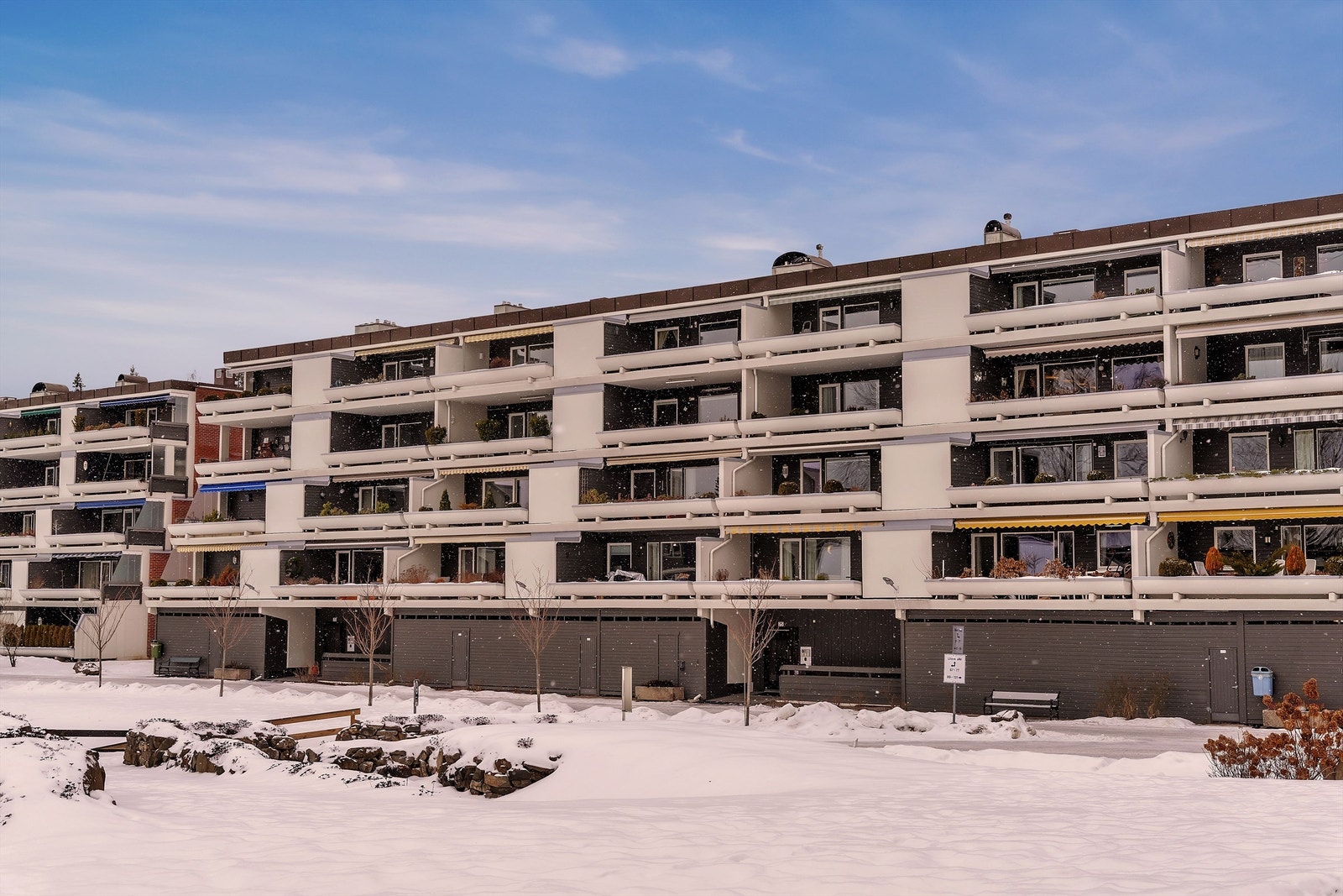 Rehabilitering av terrasser på begge sider og maling av fasade i 2020 utført av Alliero. Ettertraktet og sentral beliggenhet i enden av blindvei med nærhet til dagligvareforretning, turområder og offentlig kommunikasjon. Galleribilde