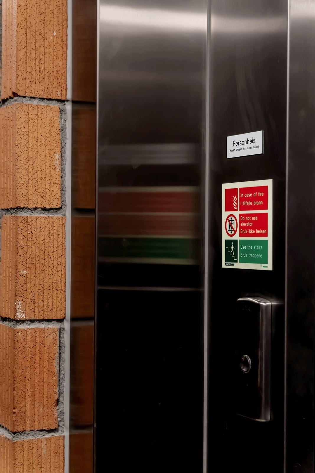 Leiligheten ligger høyt og fritt i byggets 3. etasje i oppgang med heis. Galleribilde