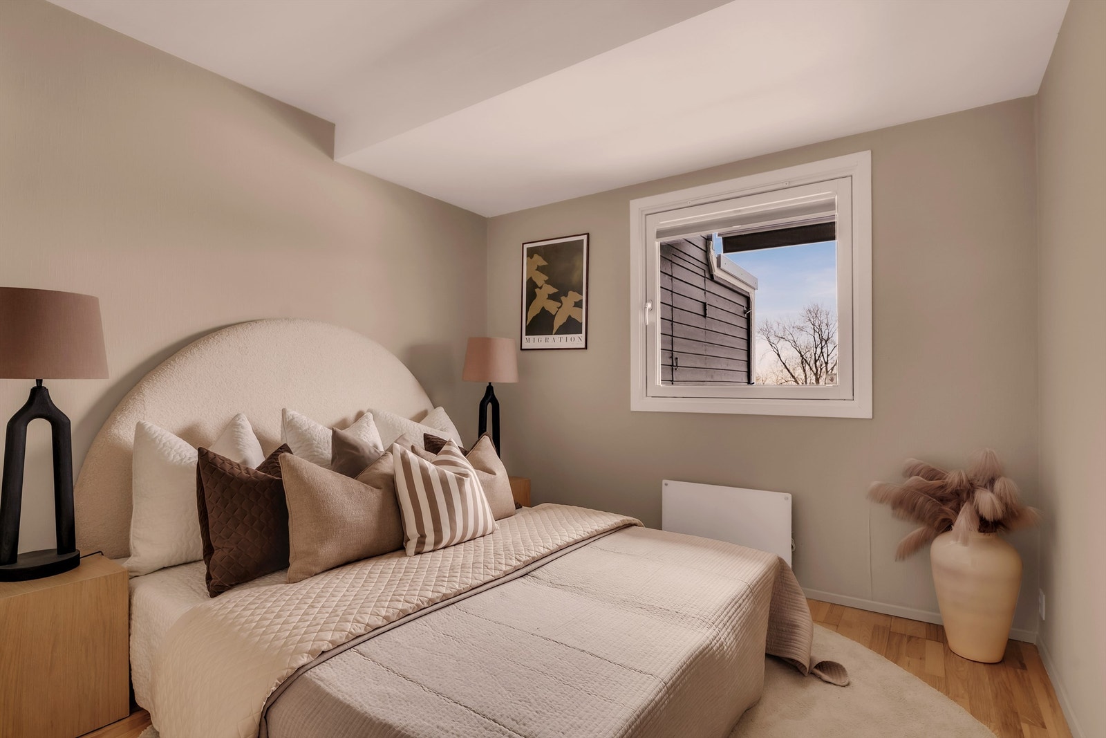 Soverommet er romslig og byr på gode møbleringsmuligheter med plass til dobbeltseng og nattbord. Galleribilde