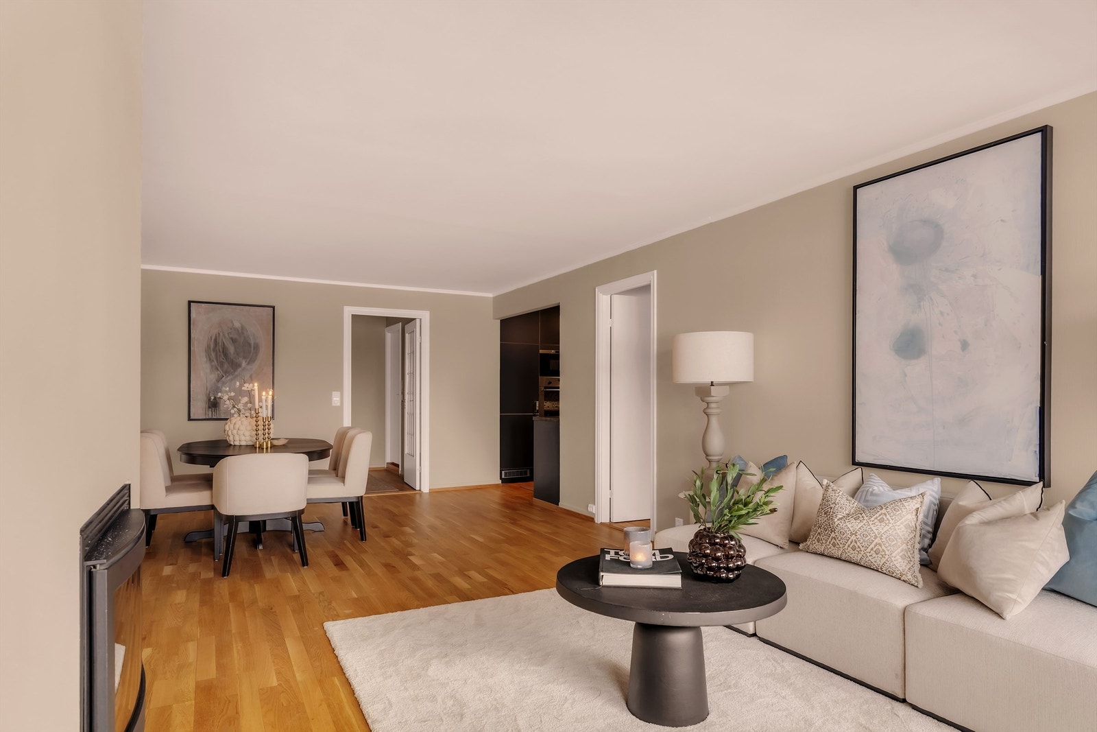 Praktiske soner gir plass til både sofagruppe, spisestue og lesekrok og det er god veggplass til både bokhyller og personlige detaljer. Galleribilde