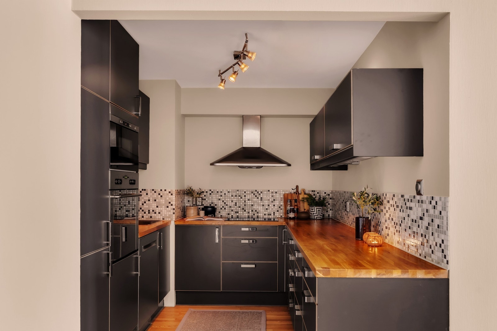 Kjøkkenet er utstyrt med integrerte hvitevarer som kjøl-/fryseskap, oppvaskmaskin, microcontinent, platetopp og stekeovn. Galleribilde