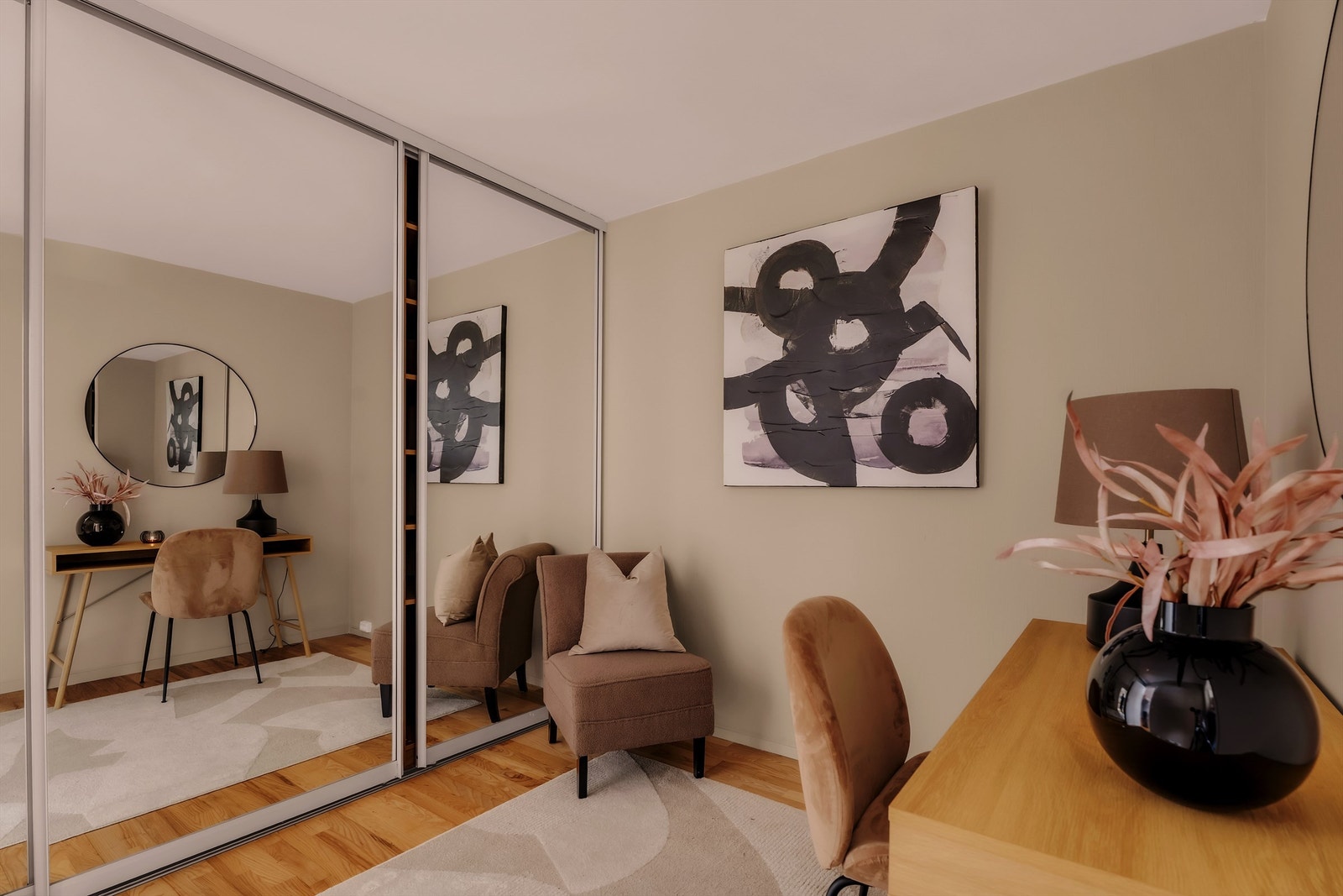 I denne ene enden av soverommet er det innredet skyvedørsgarderobe langs en hel vegg og resterende del fungerer godt som både omkledningsrom eller hjemmekontor. Galleribilde