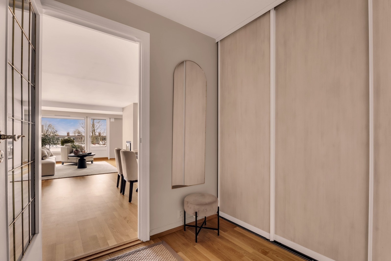 Entréen er romslig og innbydende, med gode oppbevaringsmuligheter for yttertøy og sko. Galleribilde