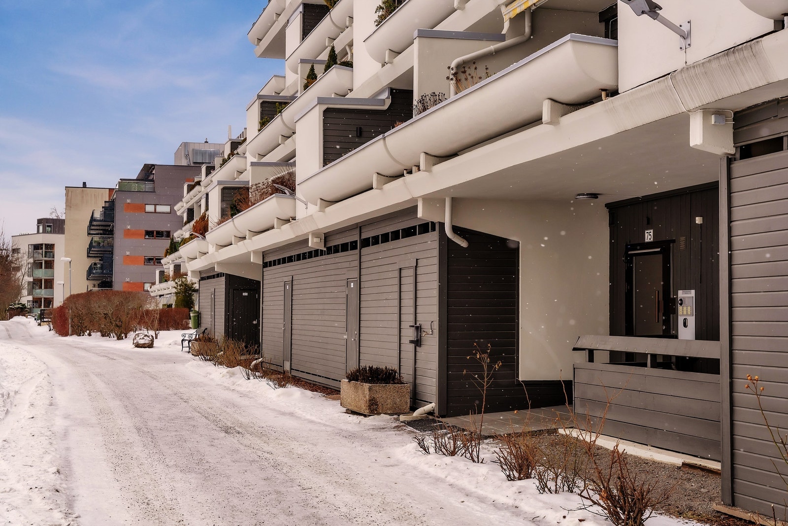 Attraktivt beliggende leilighet i byggets tredje etasje med flott sørvendt terrasse. Galleribilde