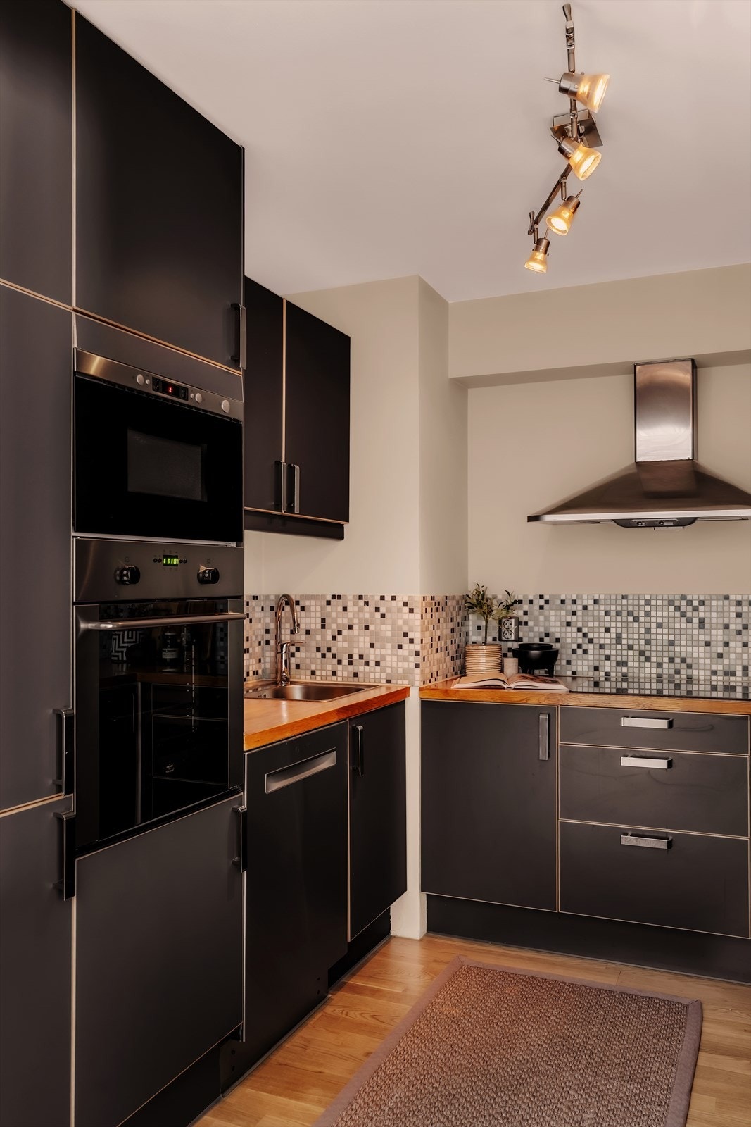 Innredningen har glatte, grå fronter som gir et moderne og rent uttrykk, mens benkeplaten i oljet eik gir en solid og praktisk arbeidsflate. Galleribilde