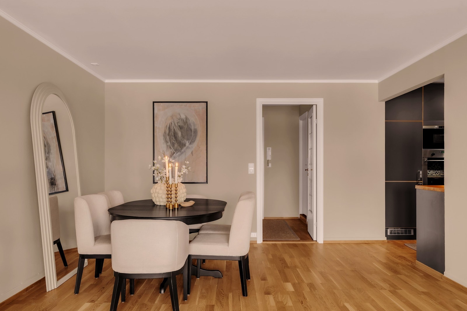 Hele leiligheten er nymalt i februar 2026, inkludert vegger, tak, karmer og listverk. Galleribilde