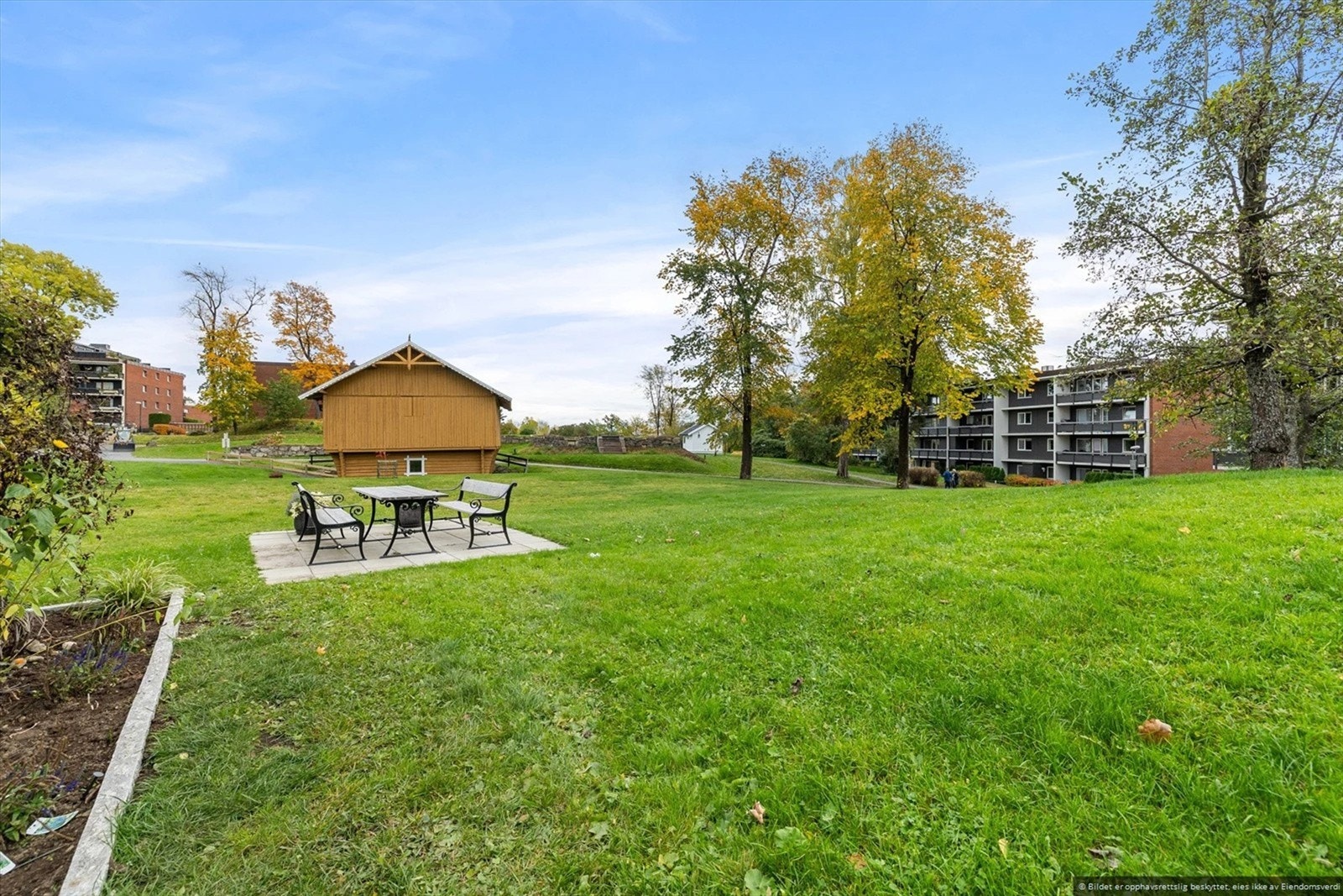 Sameiet har store, grønne og pent opparbeidede fellesområder. Galleribilde