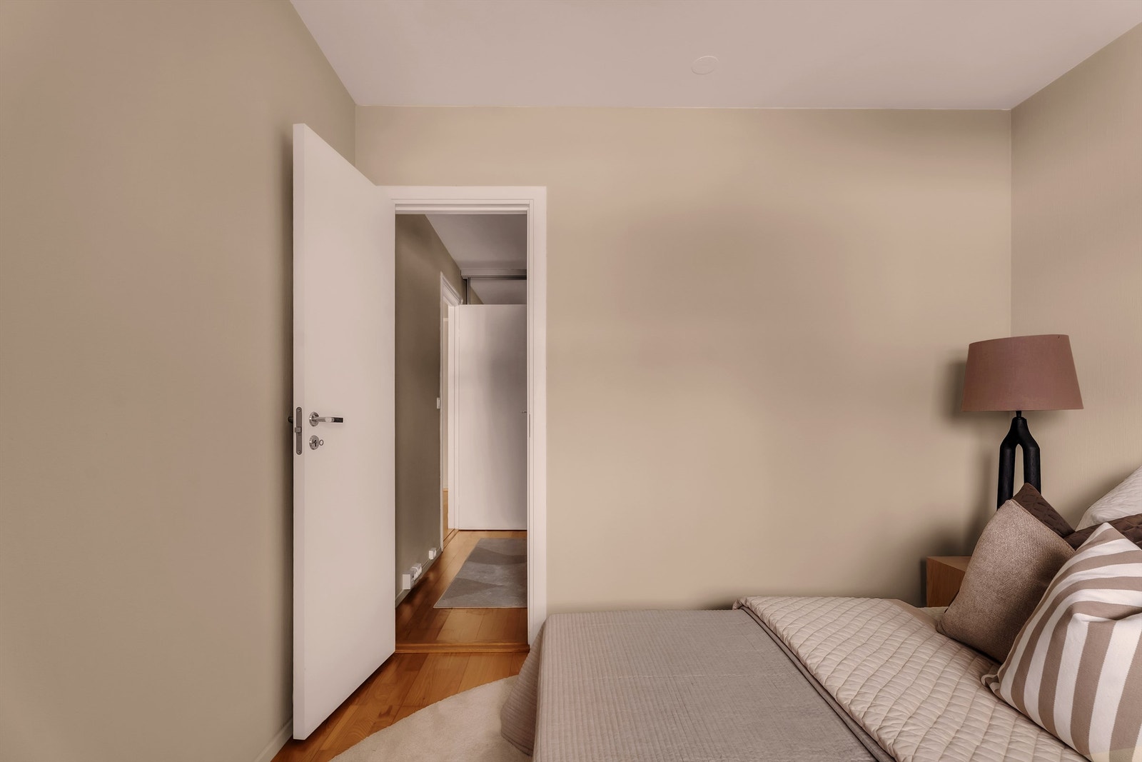 De lyse og delikate fargene skaper en behagelig atmosfære og gir rommet en innbydende og harmonisk karakter. Galleribilde