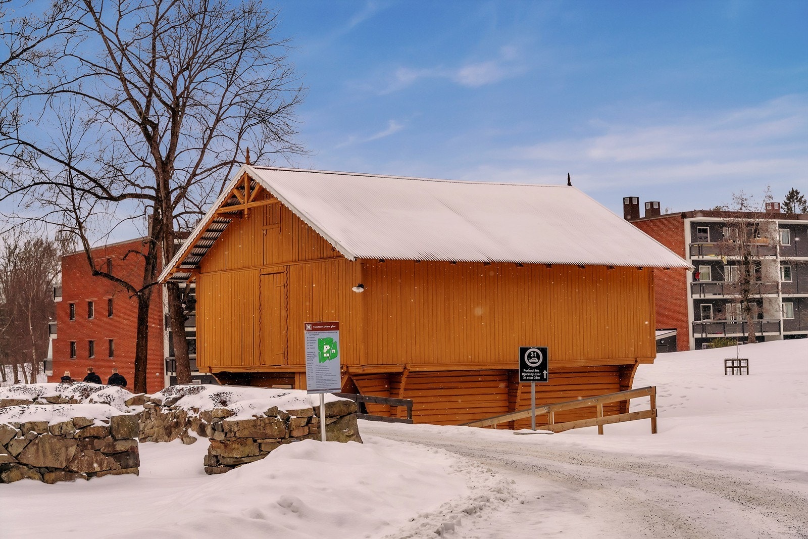 Det er etablert et lite bibliotek og åpnet for en bok-café hver onsdag ettermiddag i Stabburet på Ullern Allé 79. Galleribilde