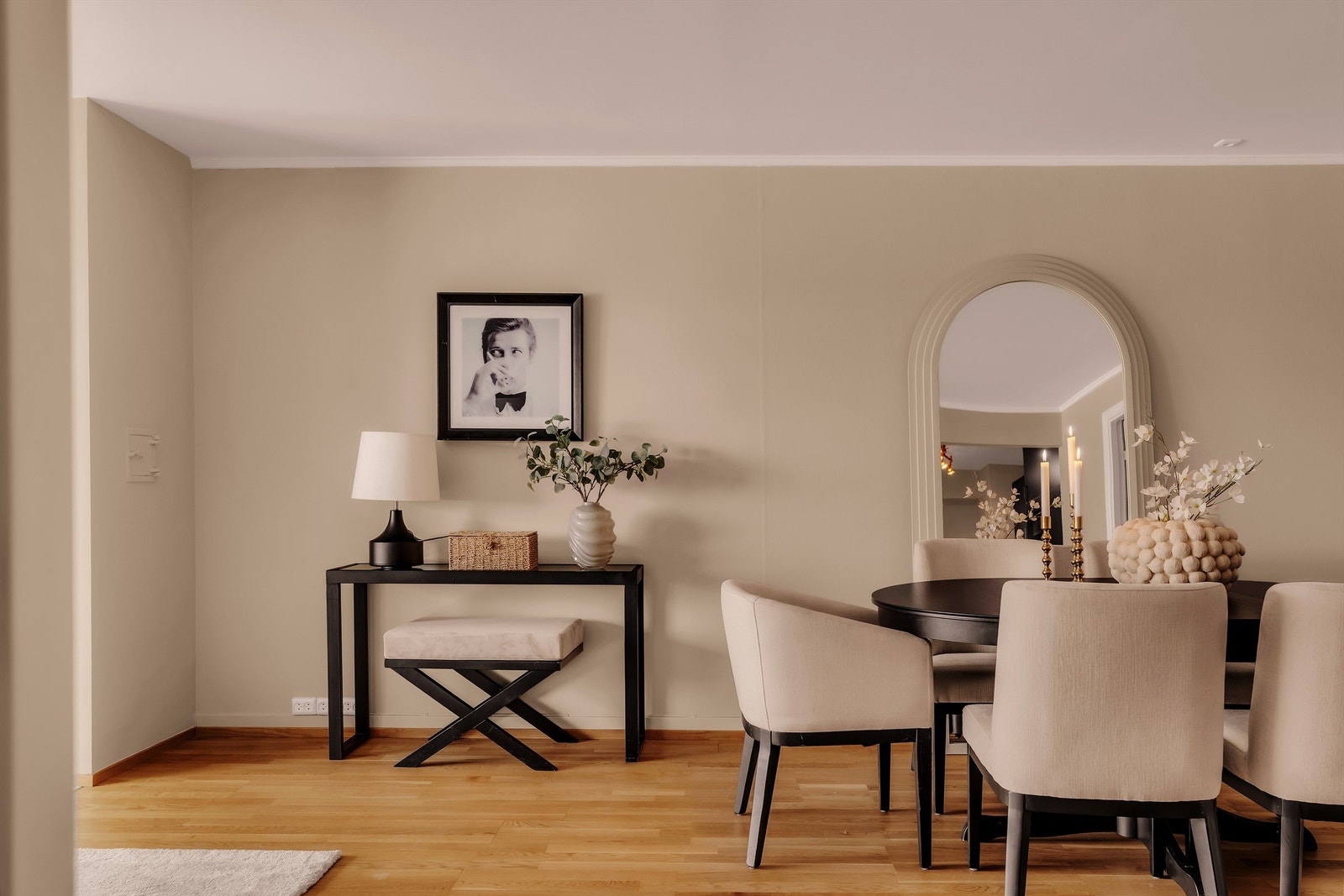 Leiligheten holder meget pen standard med delikat bad, moderne kjøkken og nymalte overflater i hele boligen. Galleribilde