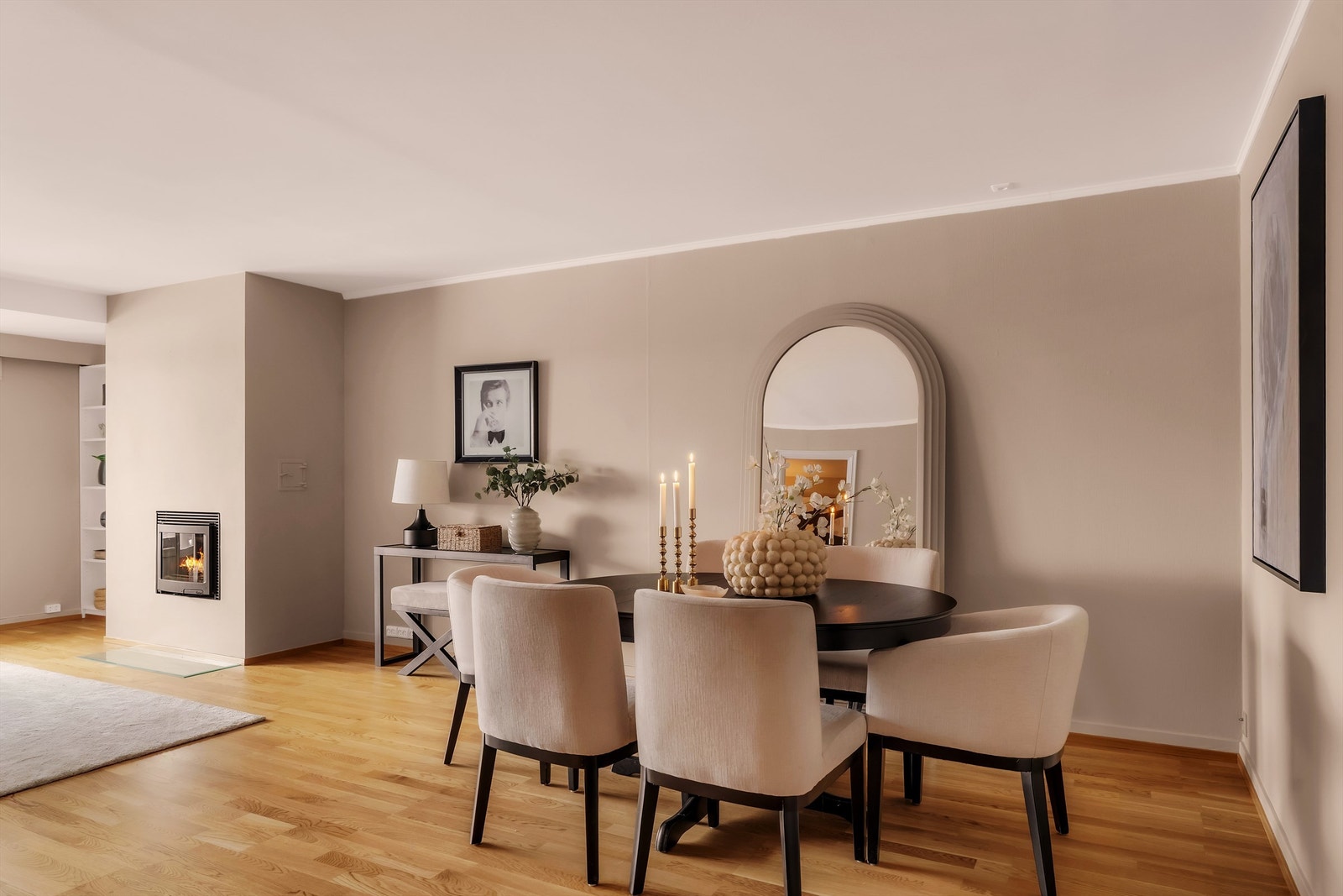 Stuen har en murt pipe med nyere peisinnsats. Galleribilde