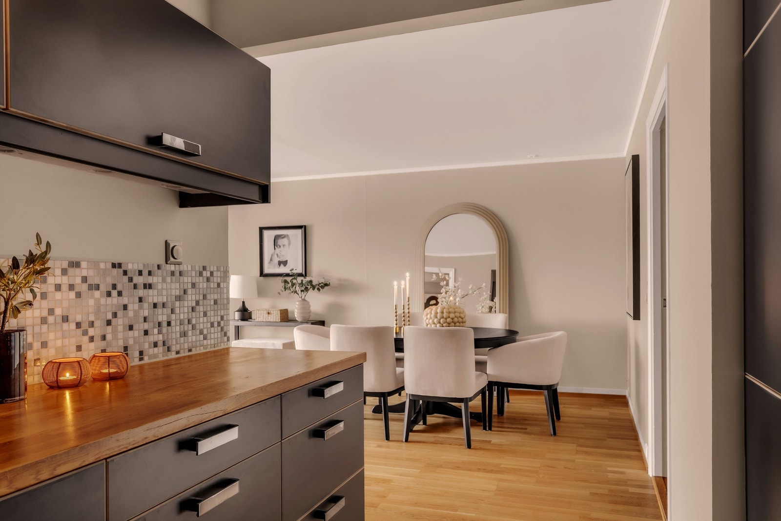 Kjøkkenet ligger i delvis åpen løsning mot spisestue og stue. Galleribilde