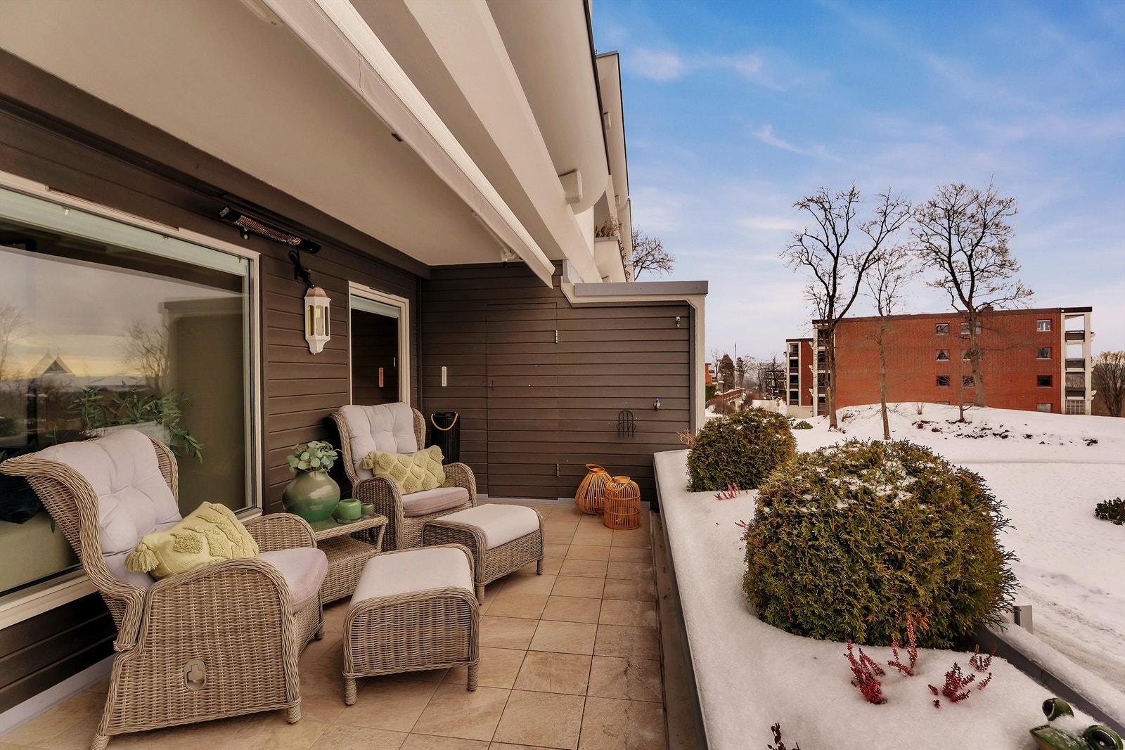 Utebod med adkomst fra terrassen, samt innvendig bod og to kjellerboder - totalt ca. 11 kvm bodplass. Galleribilde