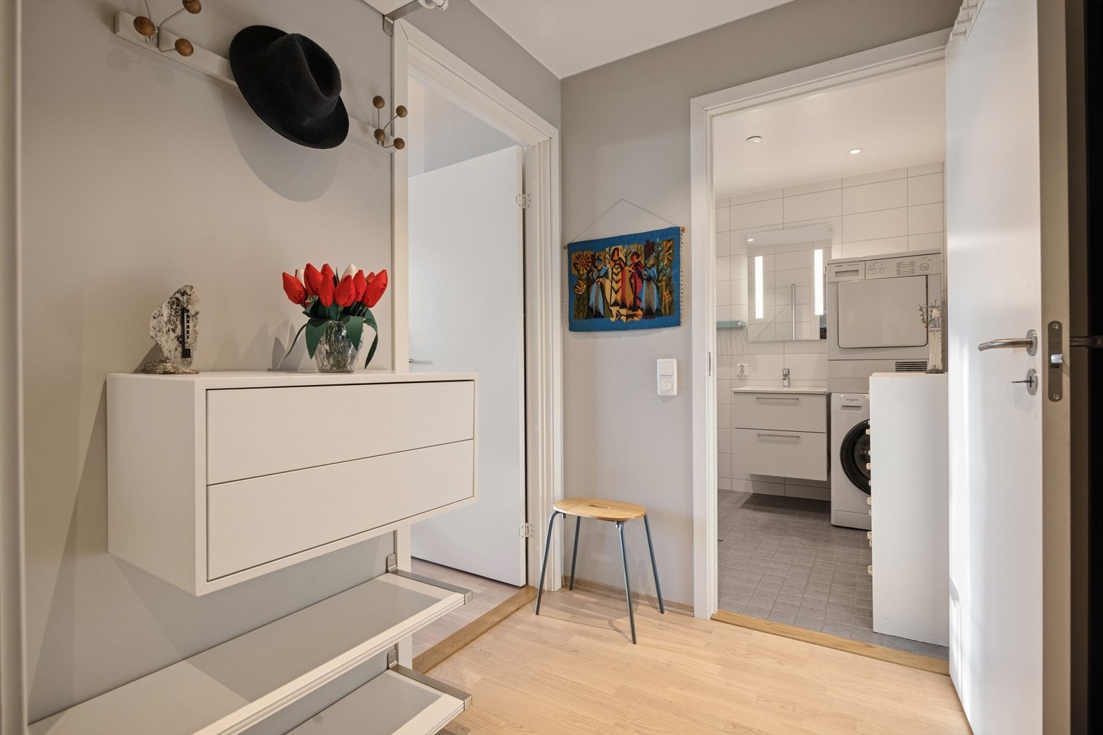 Fra leiligheten er kort avstand til Heimdal stasjon og andre busstopp som Sivert Thonstads vei. Galleribilde