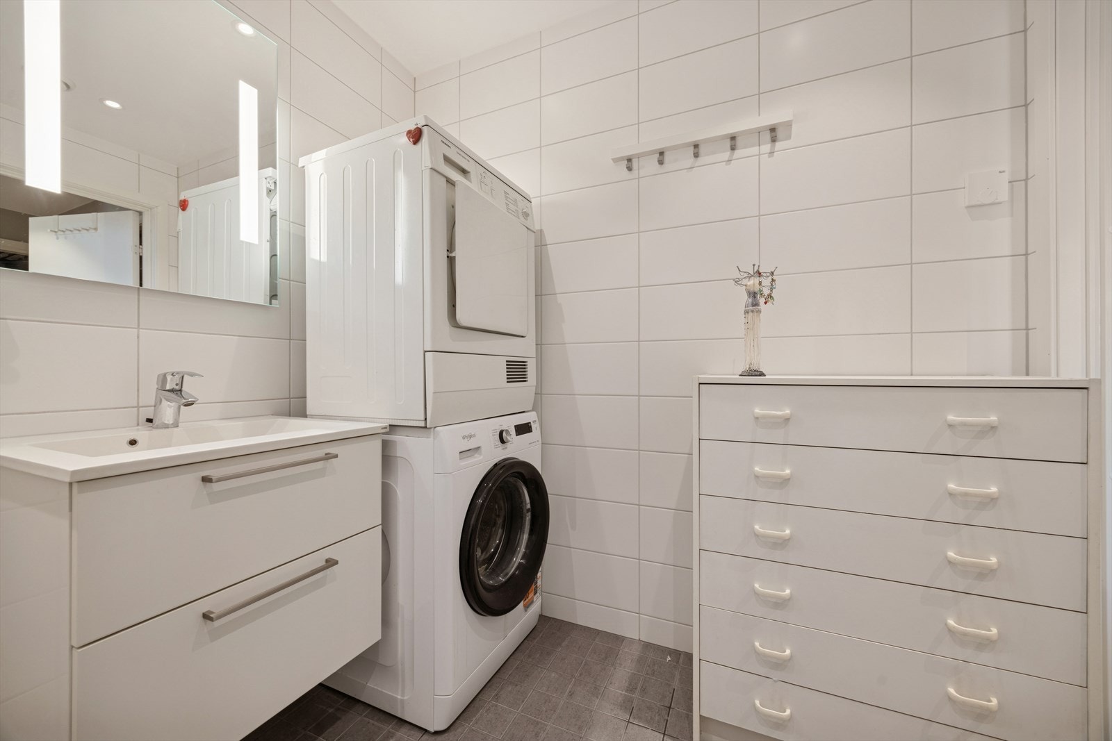 Baderommet har spotter på tak og speil med integrert belysning. Galleribilde