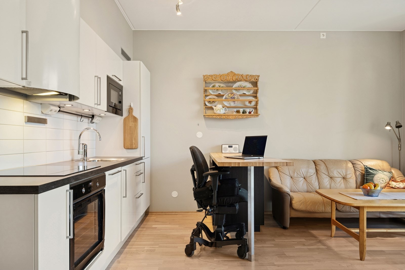 Leiligheten har et stilrent kjøkken fra kvalitetsleverandøren HTH. Galleribilde