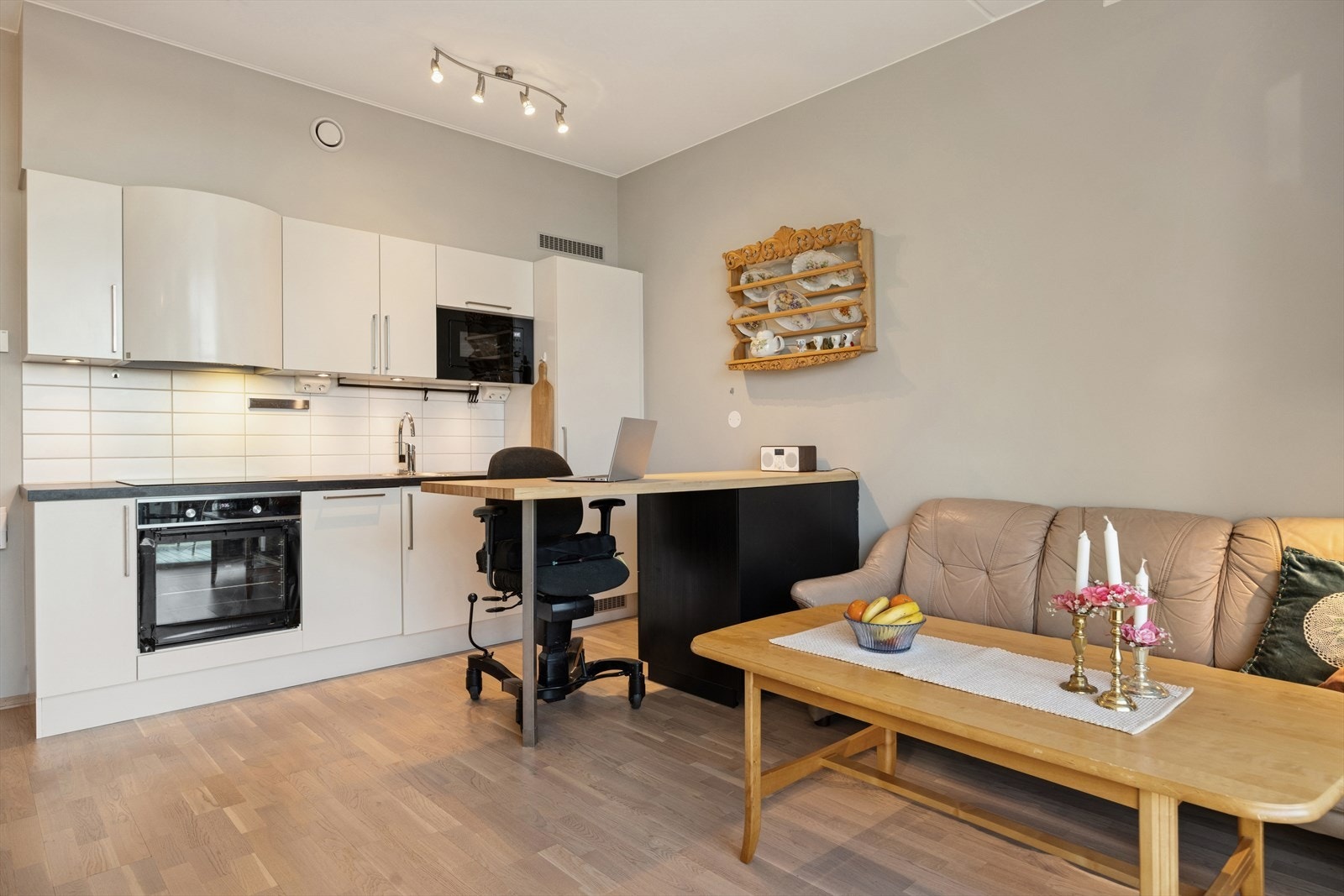 Det er etablert en praktisk kjøkkenøy som gir deg ekstra benkeplass. Galleribilde