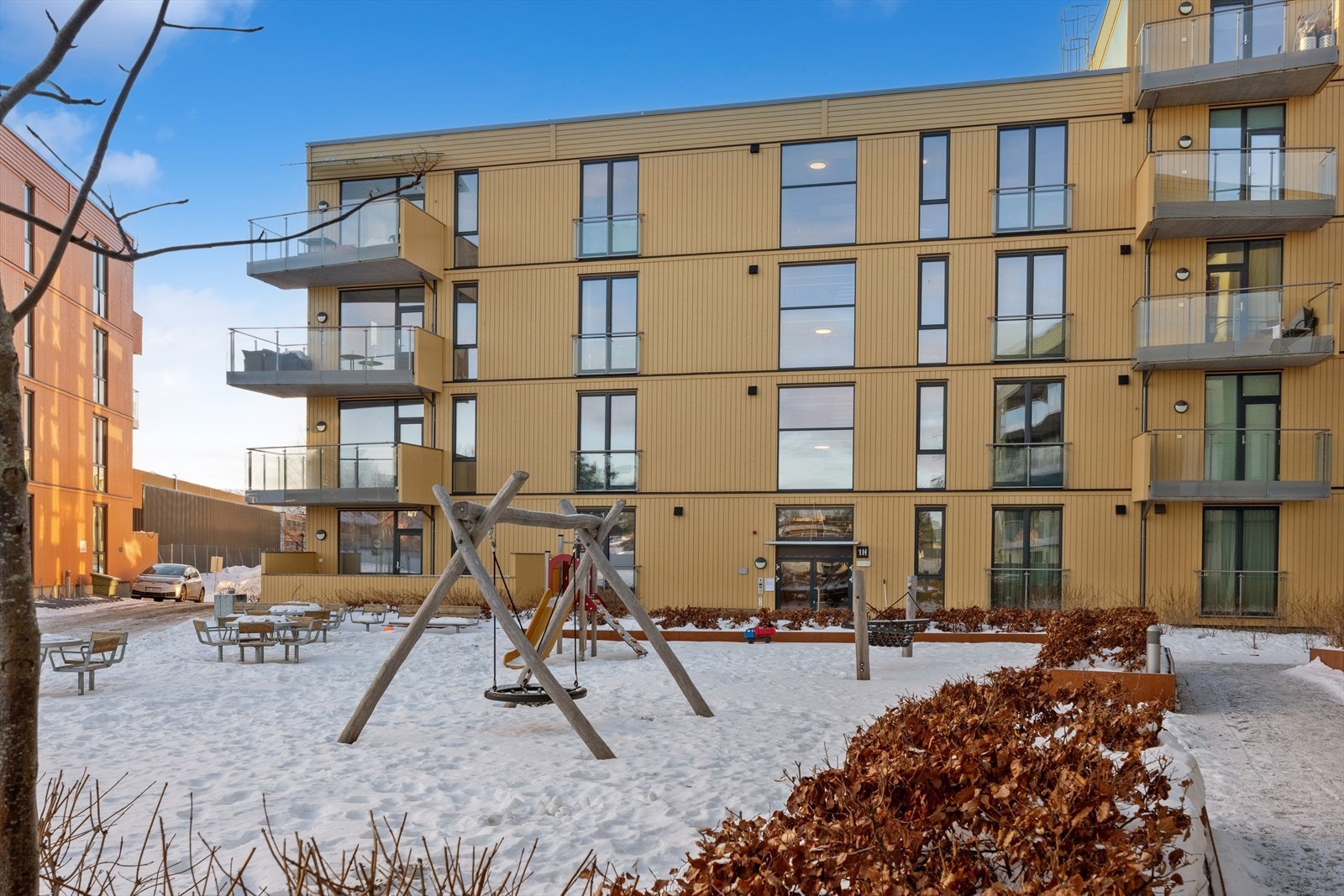 Sameiet har et flott felles opparbeidet tun, perfekt for finværsdager. Galleribilde