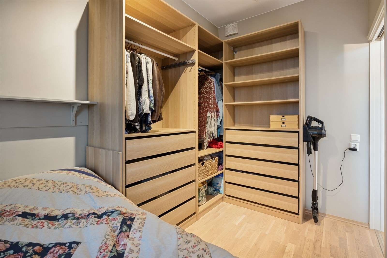 Soverommet er på 8 kvm og har godt med plass for dobbeltseng og garderobeløsning. Galleribilde