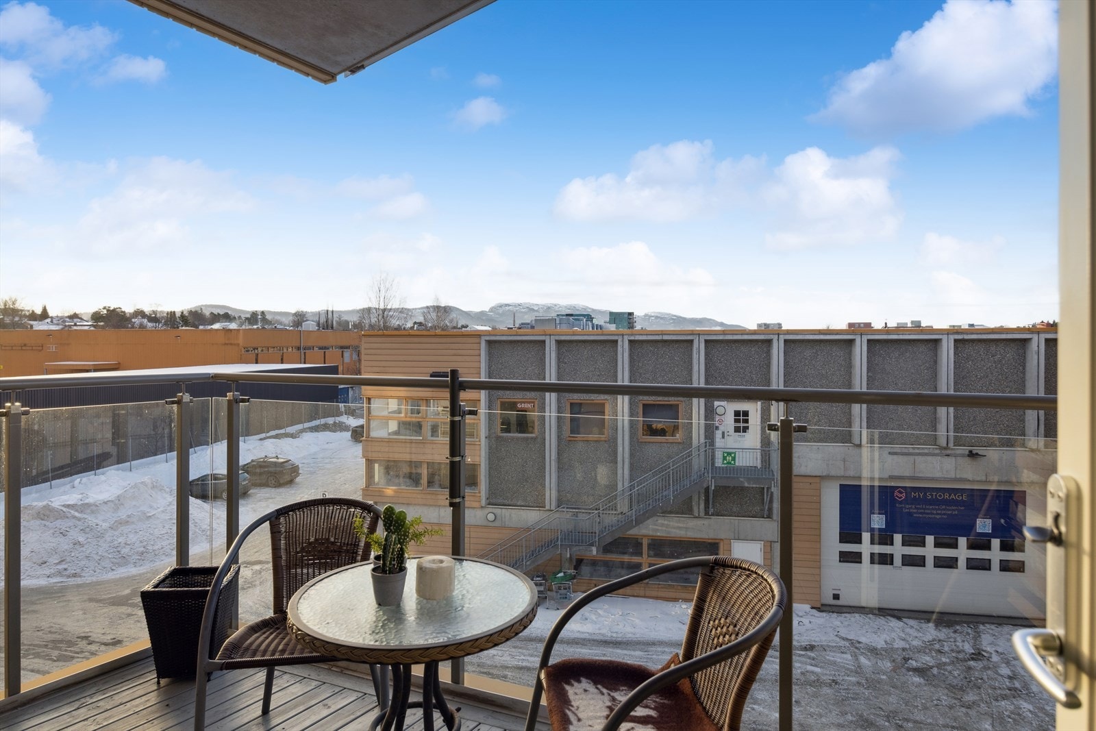 Balkongen har ettermiddag/kveldssol. Galleribilde