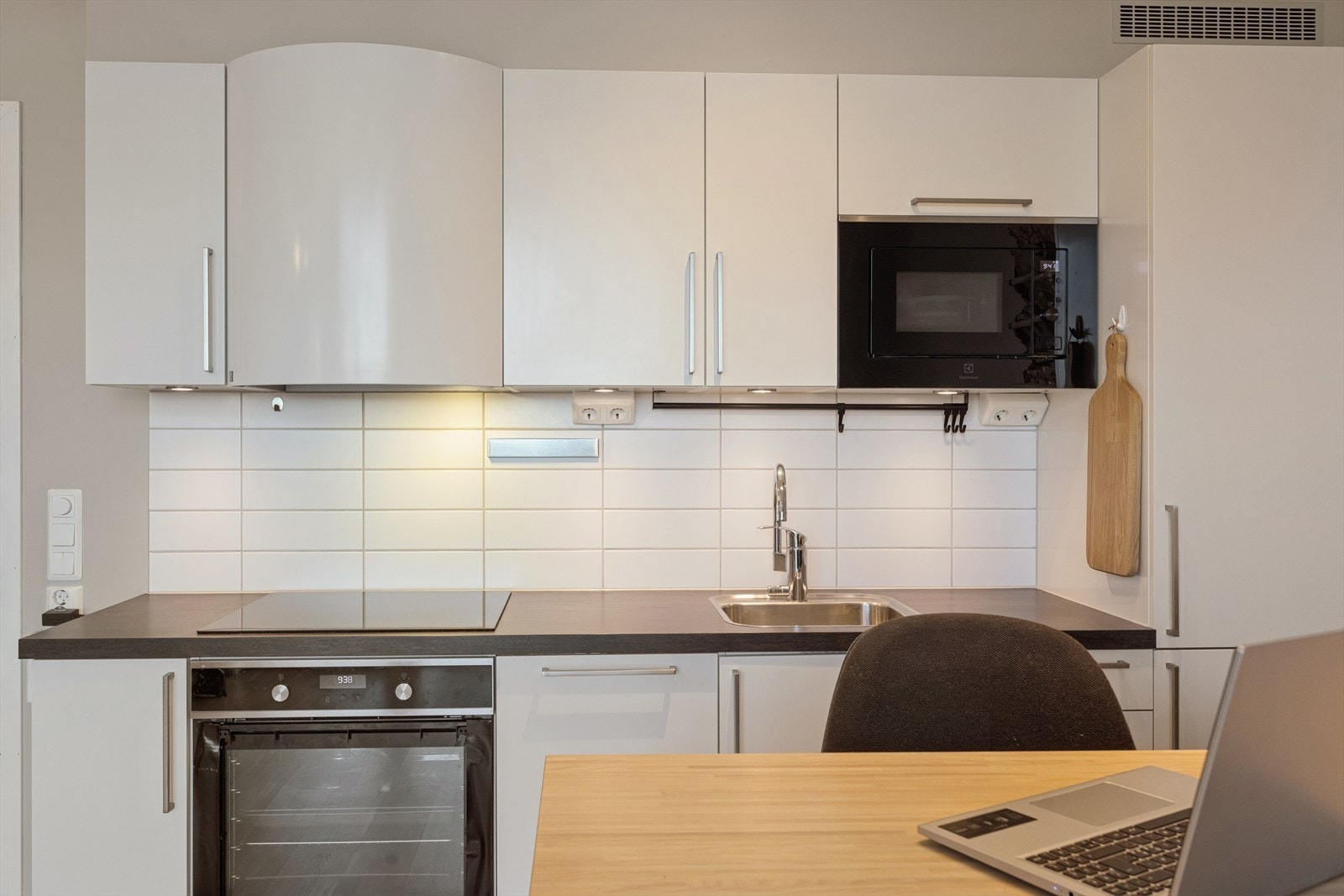 Kjøkkenet har integrerte hvitevarer som platetopp, stekeovn, oppvaskmaskin, mikrobølgeovn samt kjøl/fryseskap. Galleribilde