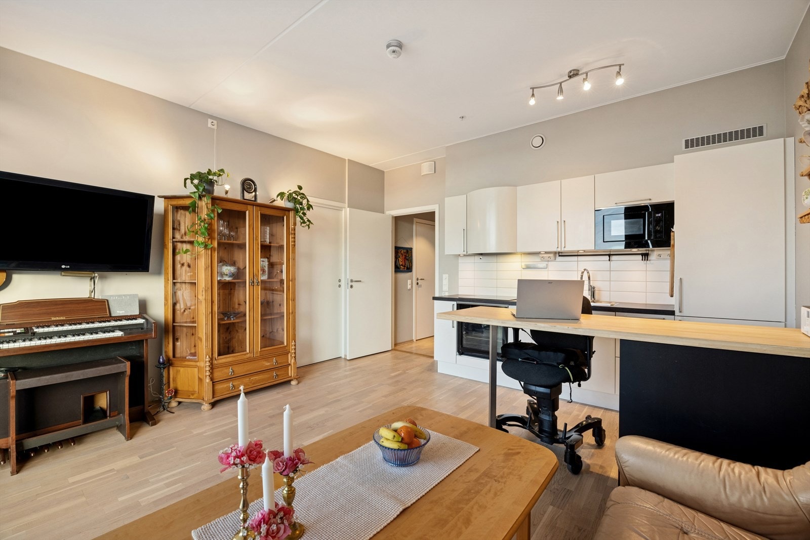 Velkommen til en moderne 2-roms med gjennomgående god standard. Galleribilde