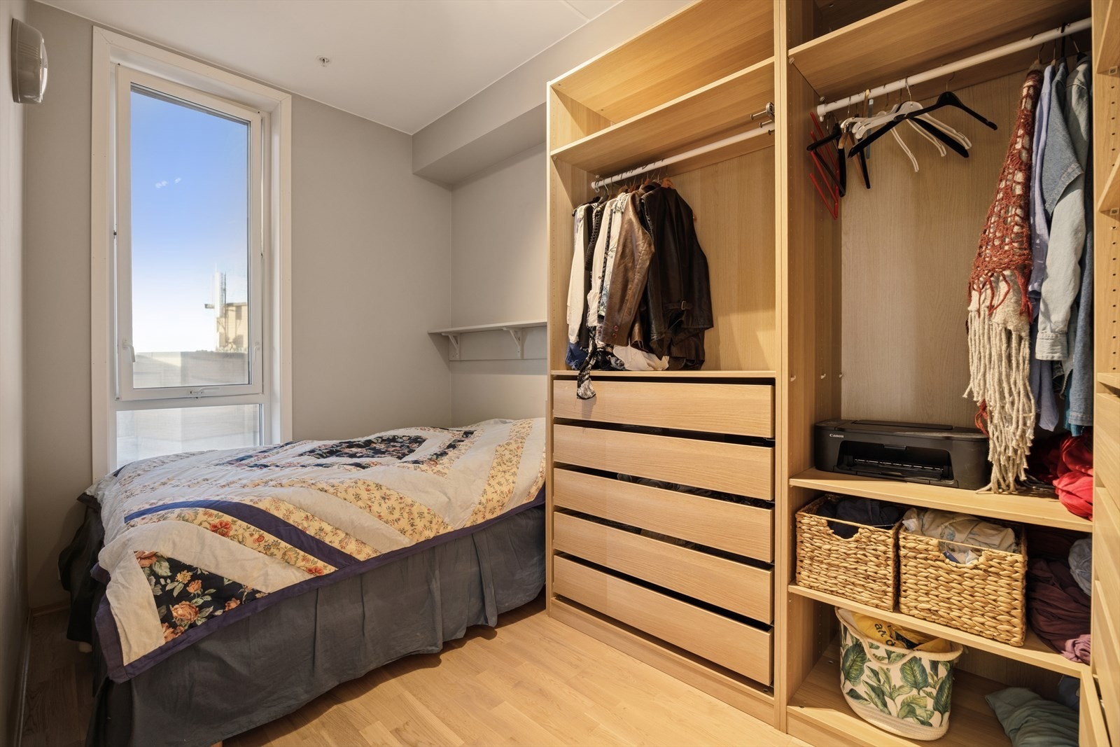 Det er også montert solskjerming på vindu. Galleribilde