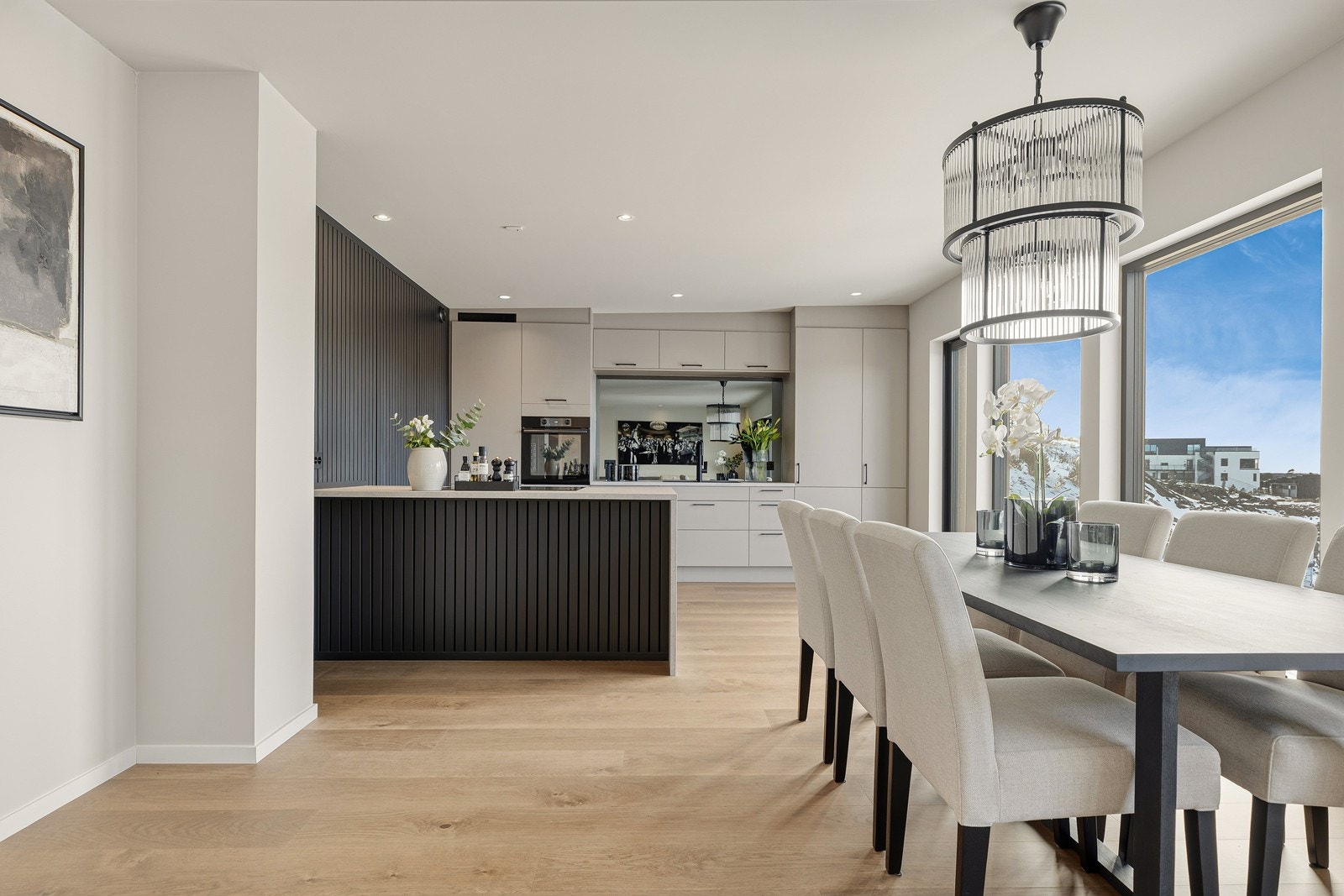 Andre etasje byr på en lys og åpen løsning med gang/stue/kjøkken, bod/spiskammer, soverom og bad. Her kan du nyte flott utsikt og gode solforhold i et sosialt og innbydende oppholdsrom Galleribilde