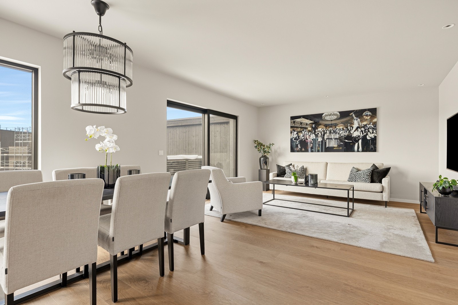 Oppholdsrommet i andre etasje har gode innrednignsmuligheter med naturlig tv-krok og spisegruppe. Galleribilde