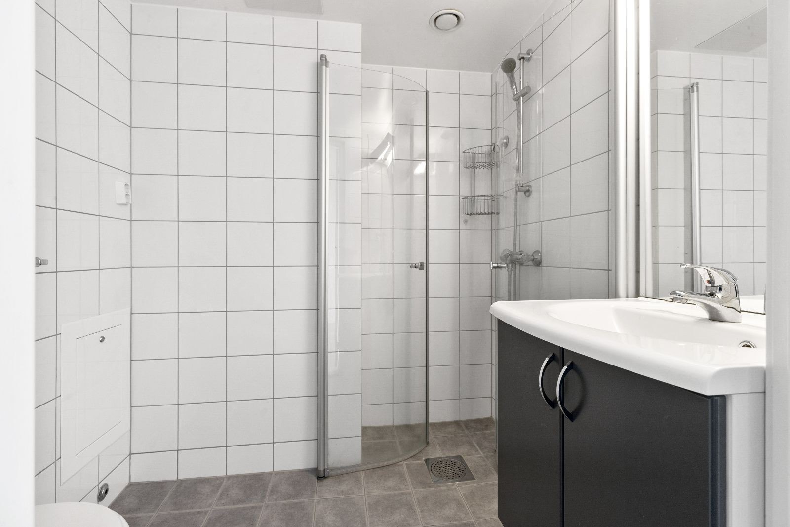 Bad med dusjhjørne og servant med innredning Galleribilde