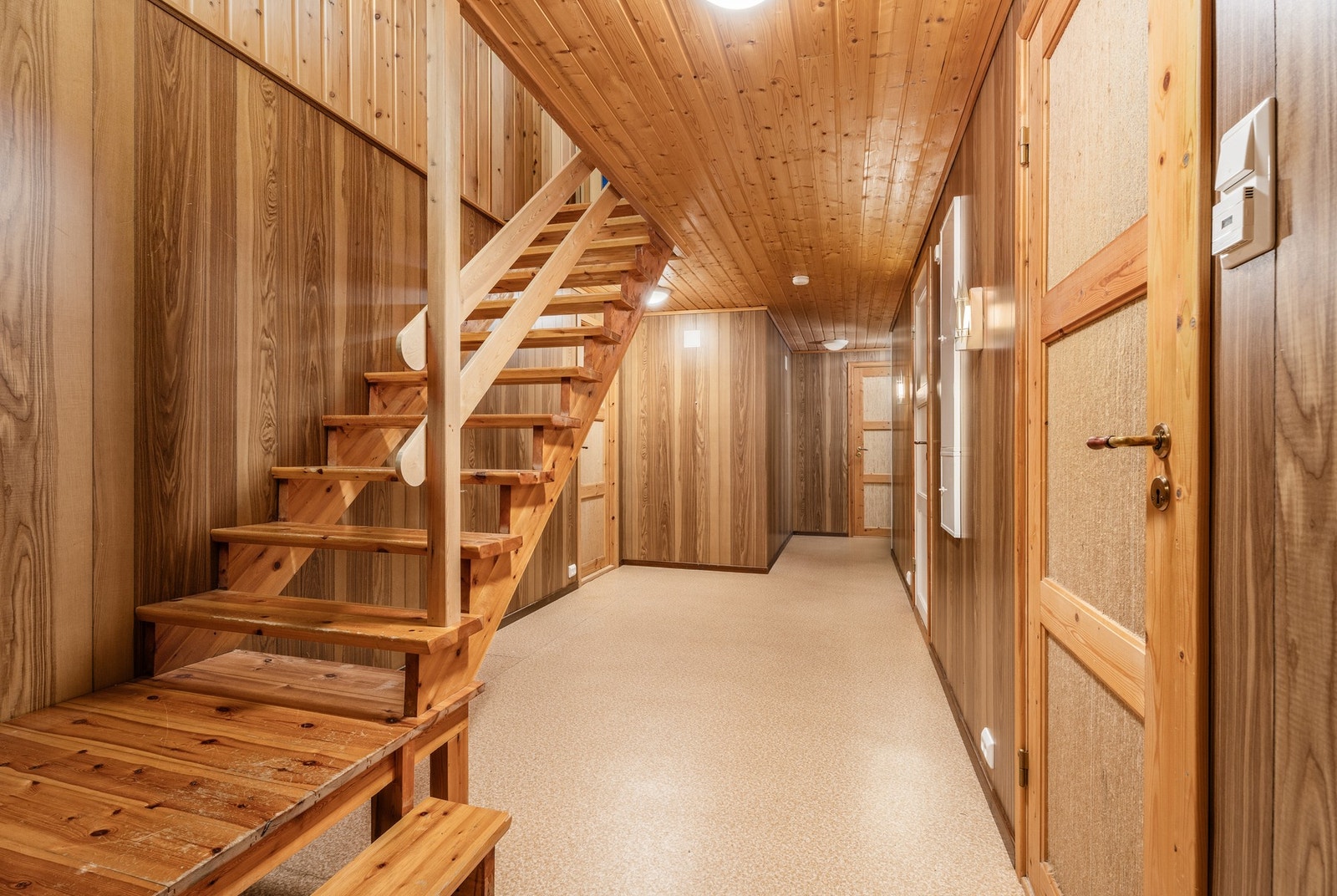 Underetasjen har blant annet gangareal, vaskerom, boder og på arbeidsrommet er det egen utgang. Legg merke til elpunkt og at elskap er plassert her. Galleribilde