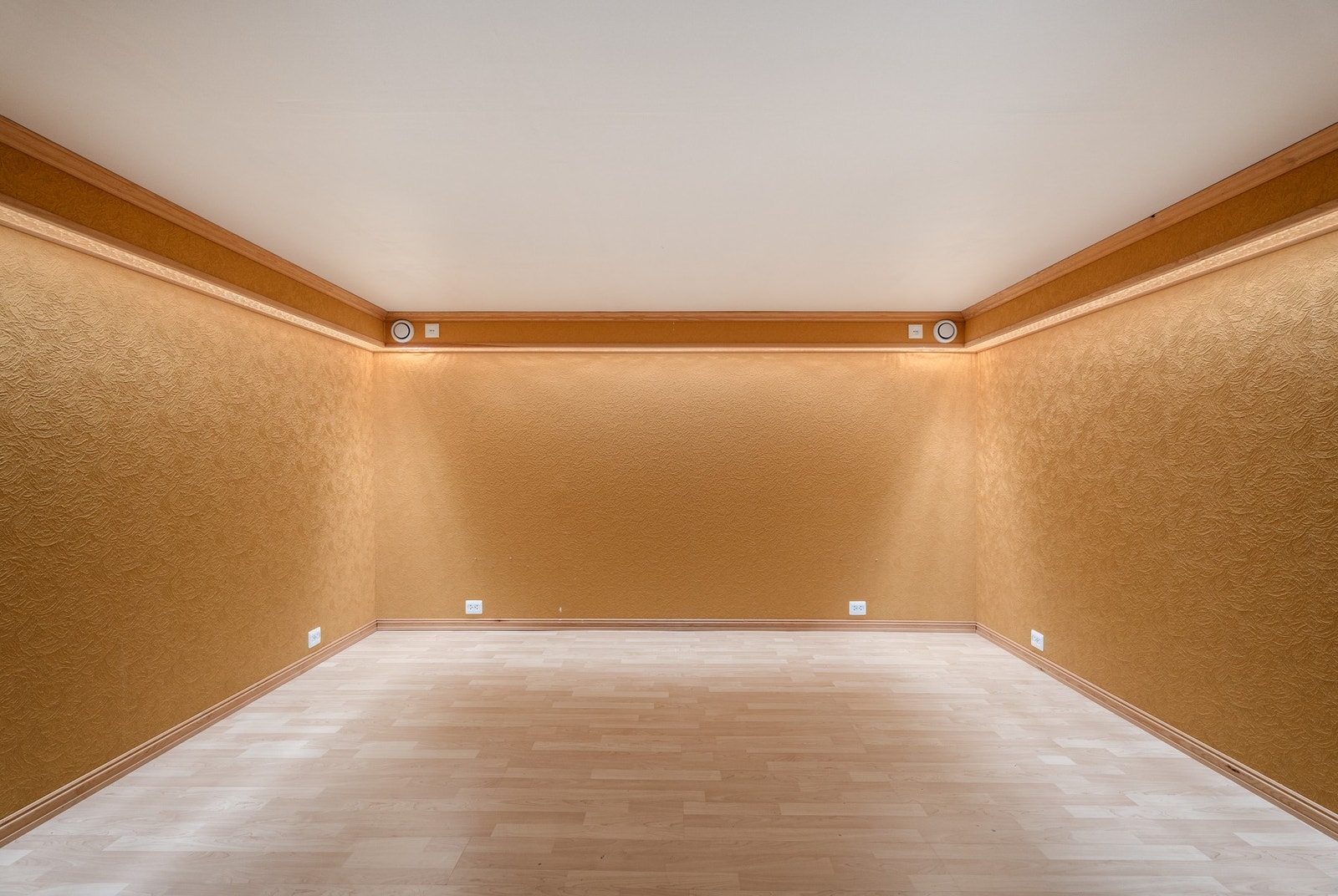 Disponibelt rom i underetasjen, dette ligger i tilknytning til kjellerstue. Legg merke til elpunkt. Galleribilde