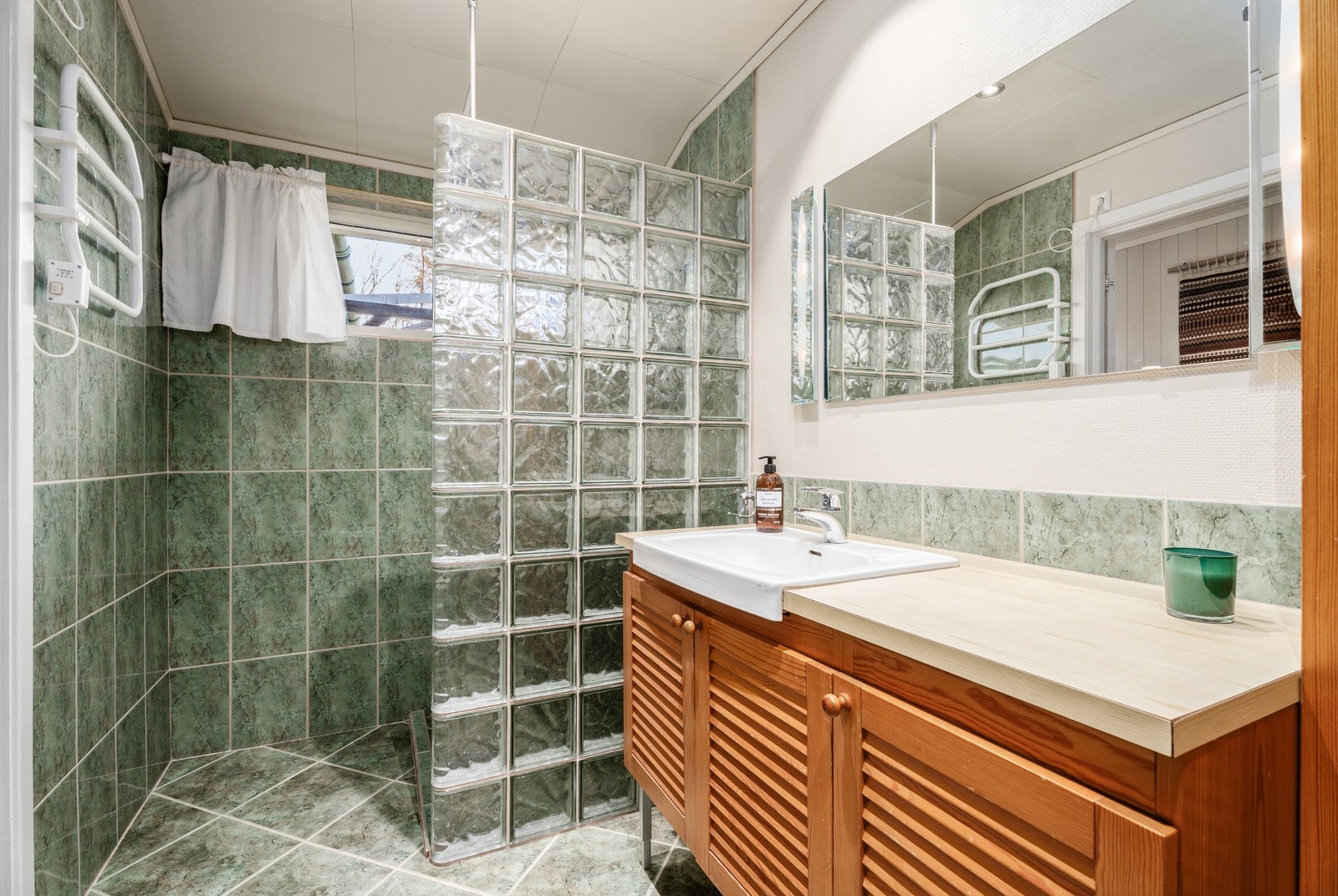 Badet har eldre standard og dusjnisje med glassbyggestein. Se bilde av planskisse for plassering. Galleribilde