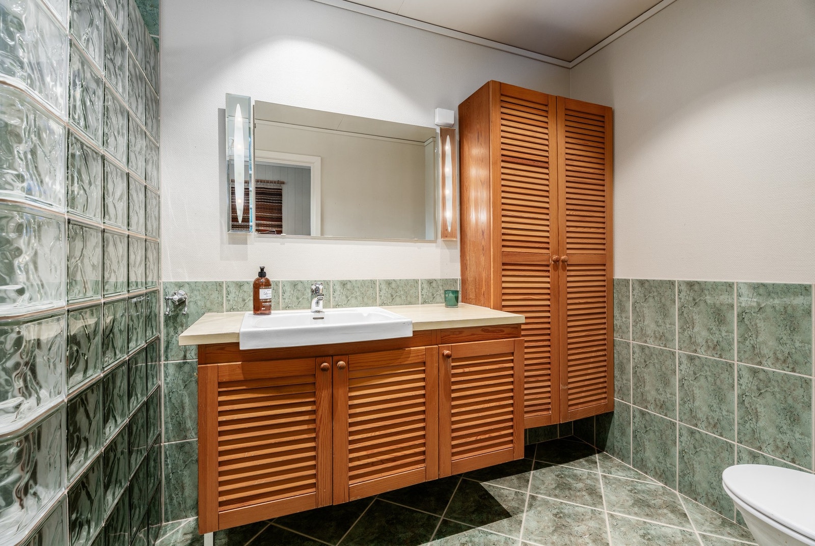 Boligen har to bad, ett i hver etasje. Dette er badet i hovedetasjen som ligger rett over gangen for soverommene. Galleribilde