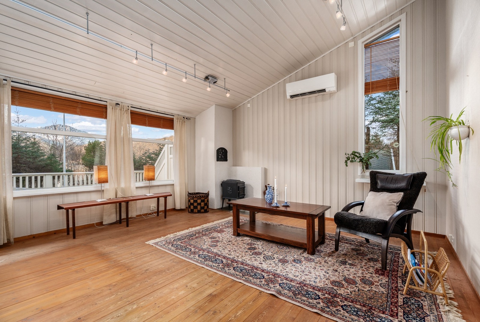 Dette er stue nummer to, fremdeles med ekstra takhøyde og flotte takvinkler. Oppvarming både via varmepumpe og vedovn. Galleribilde