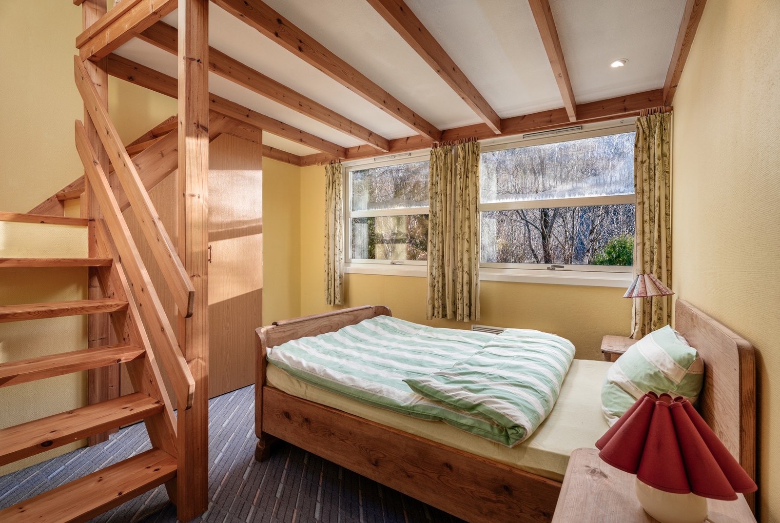 I hovedetasjen finnes 3 soverom og siden vi har ekstra takhøyde har den blitt utnyttet med trapp opp til hems. Galleribilde