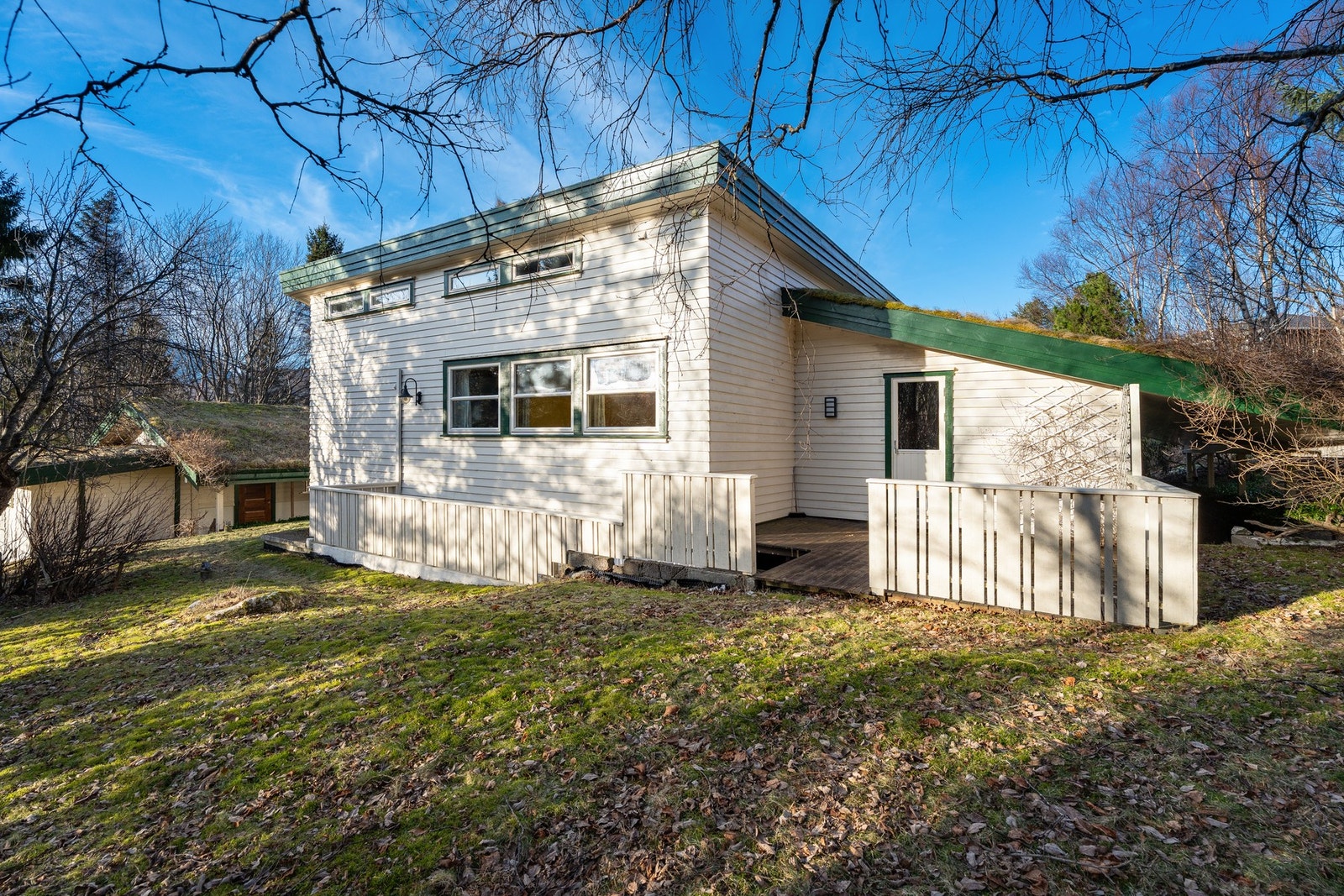Her kan man sitte aldeles i ro på morgenkvisten og nyte frokosten og fuglekvitter. Legg merke til boligens flotte arkitektur og særpreg. Galleribilde