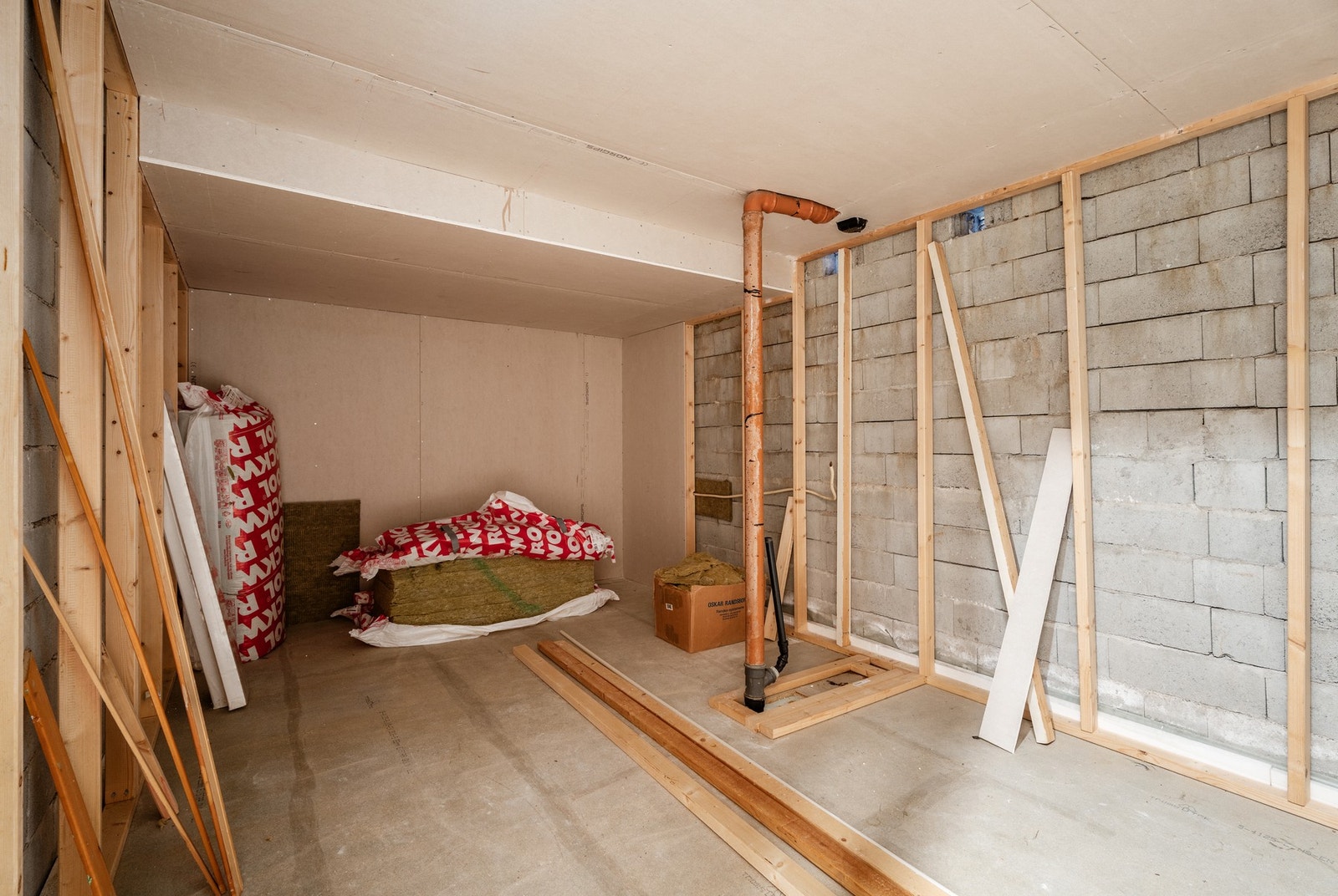 Uinnredet rom i underetasjen. Galleribilde