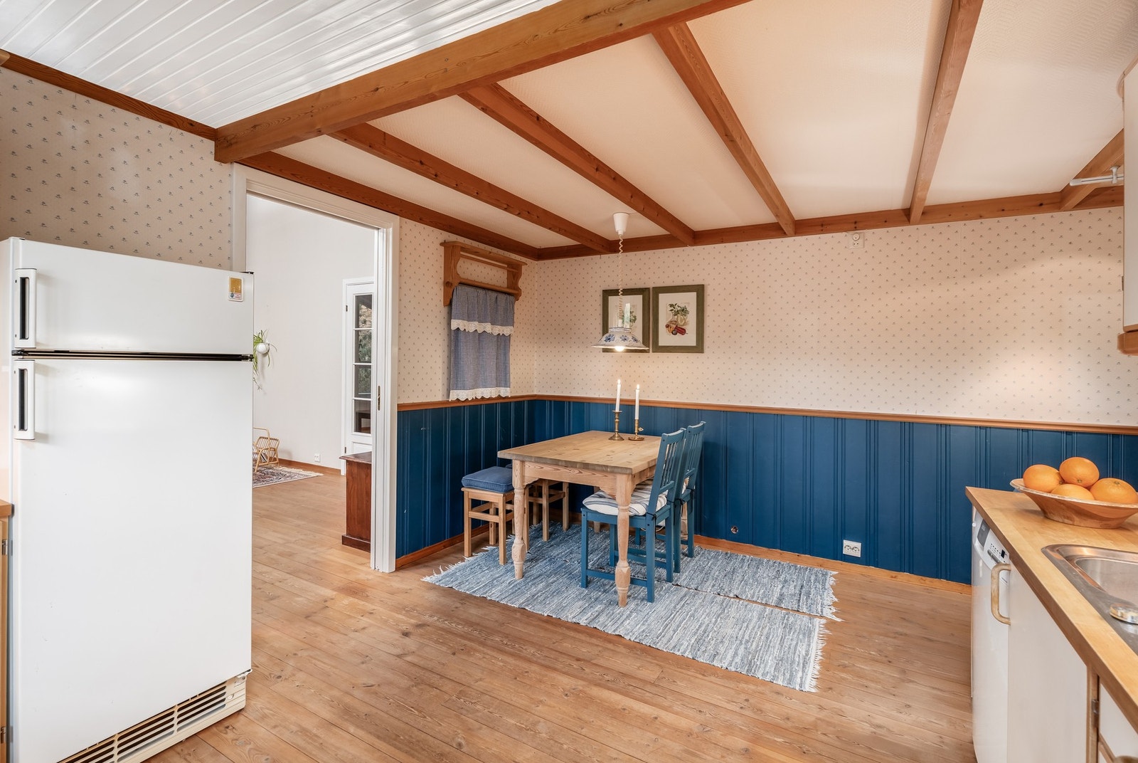 Det koselige kjøkkenet har god plass til spiseplass for hele familien. Galleribilde