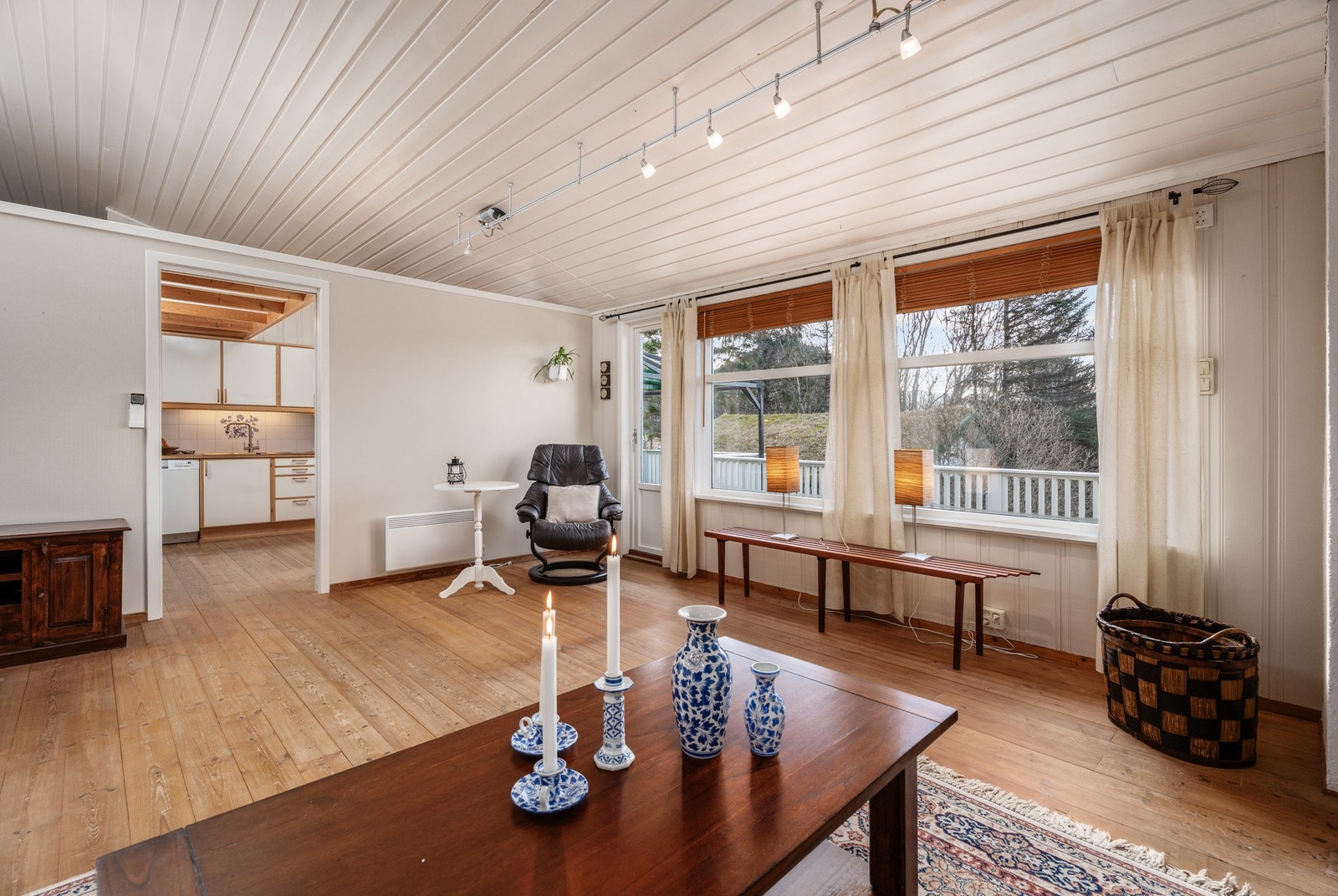 Her ser du at mulighetene for å ha ekstra takhøyde på kjøkkenet er til stede. Man kan rett og slett fjerne bjelkene og taket på kjøkkenet. Galleribilde