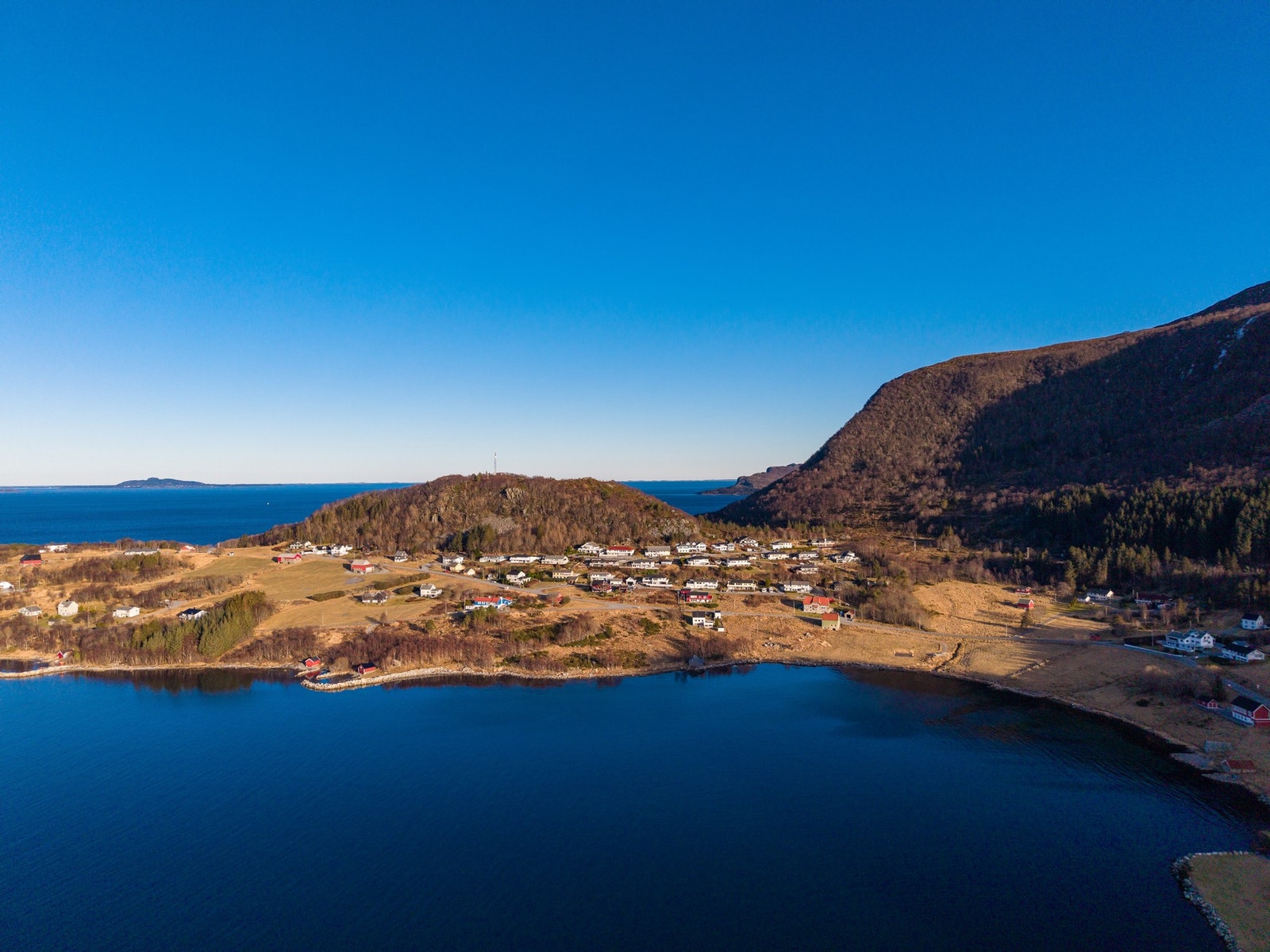 Fine Hellandshamn ved Samfjorden, ei trivelig bygd kun få minutters kjøretur fra Brattvåg. Galleribilde
