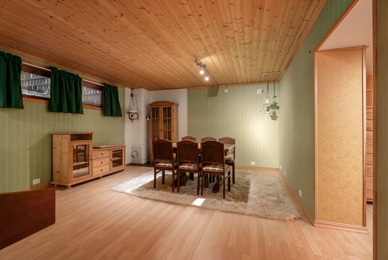 I underetasjen er det kjellerstue på ca 22 kvm. Her kan du sette inn vedovn om du ønsker. Galleribilde