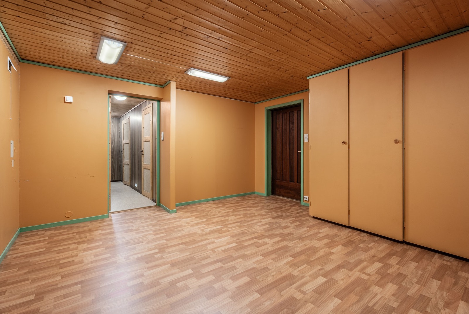 Underetasjer med boder og arbeidsrom. Her er det egen utgang mot øst. Galleribilde