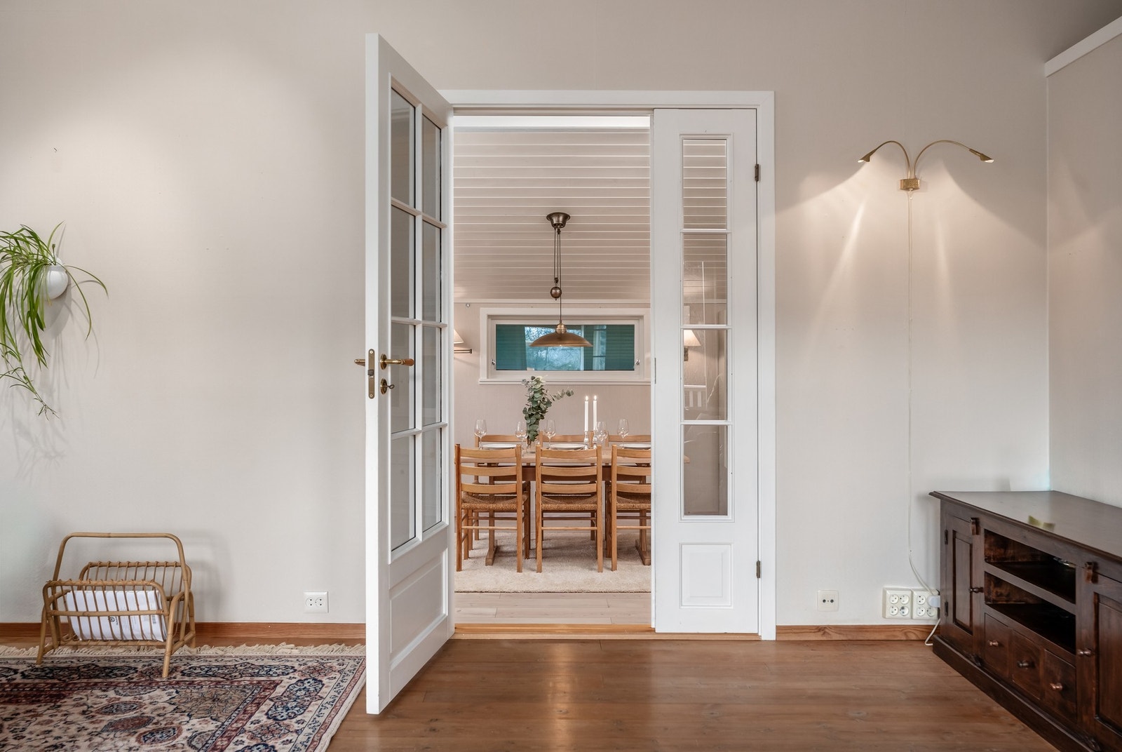 Den nydelige døren gir et rent og elegant skille mellom de to stuene, og helt avgjørende er glassfeltene med tanke på lysinnslipp. Galleribilde