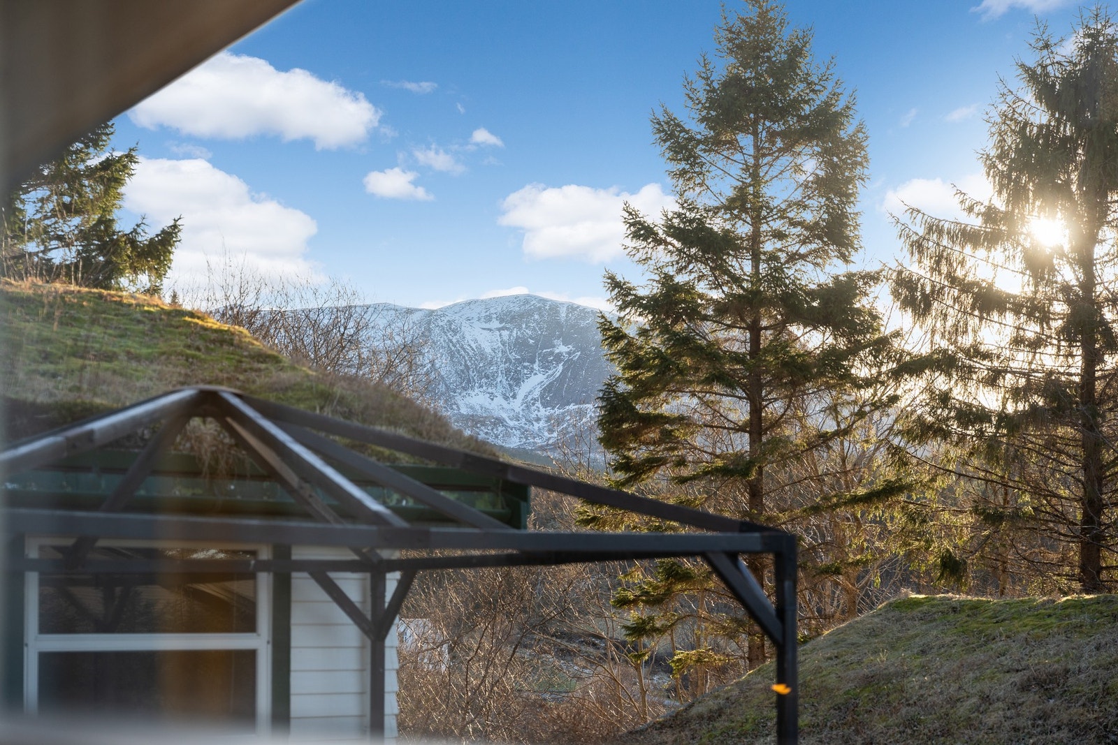 Eiendommen ligger i gate uten gjennomgangstrafikk og med naturen tett på , en trygg plass for barn. Galleribilde